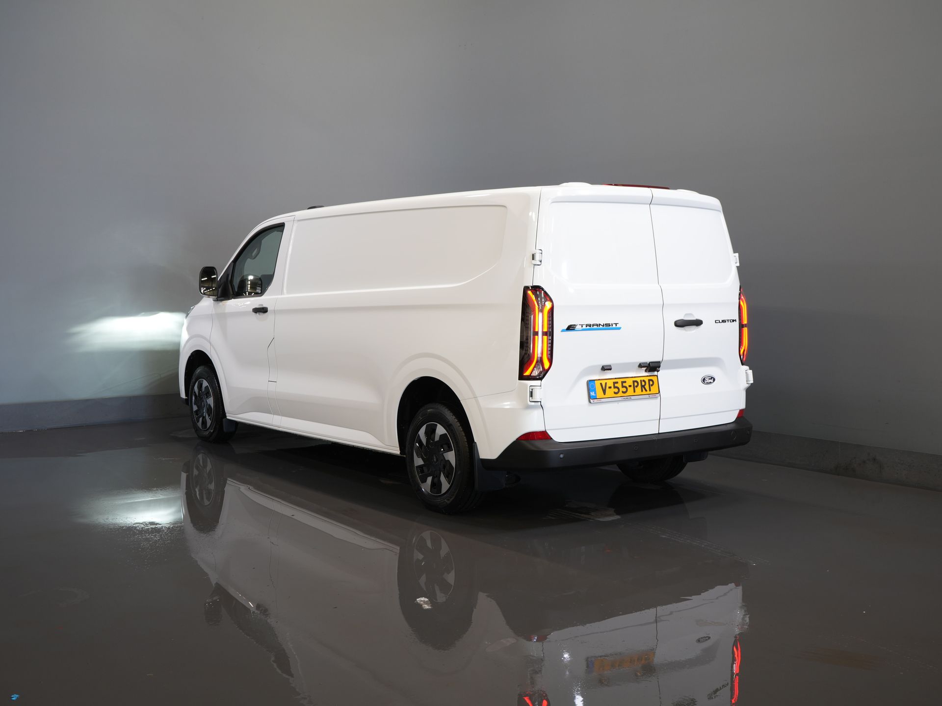 Ford E-Transit Custom Bestelbus L2 330 km WLTP LED/ Standkachel/ Stoelverw./ Snellader/ 2.3t Trekverm./ Carplay/ Climate/ Camera/ PDC/ Cruise