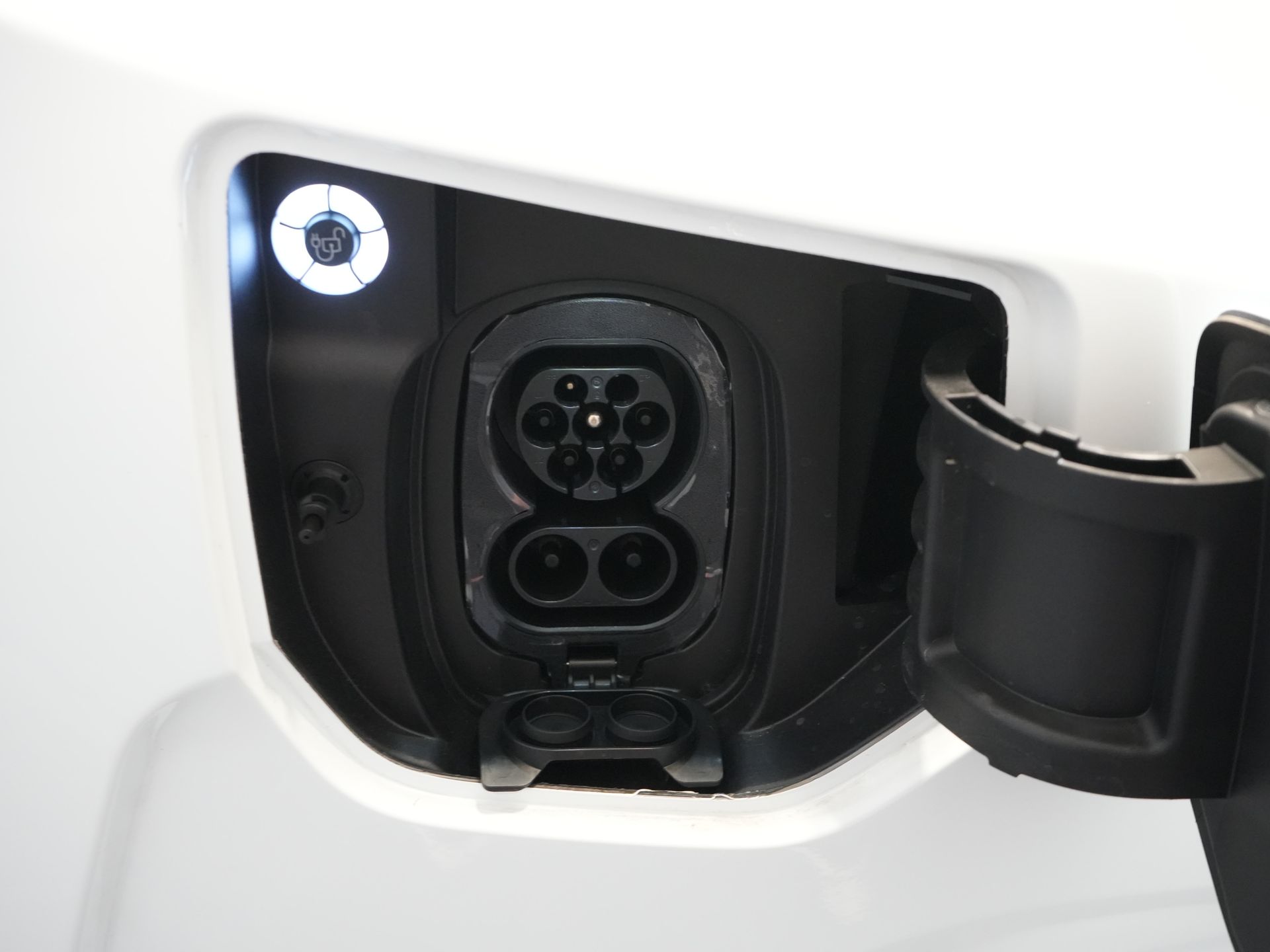 Ford E-Transit Custom Bestelbus L2 330 km WLTP LED/ Standkachel/ Stoelverw./ Snellader/ 2.3t Trekverm./ Carplay/ Climate/ Camera/ PDC/ Cruise