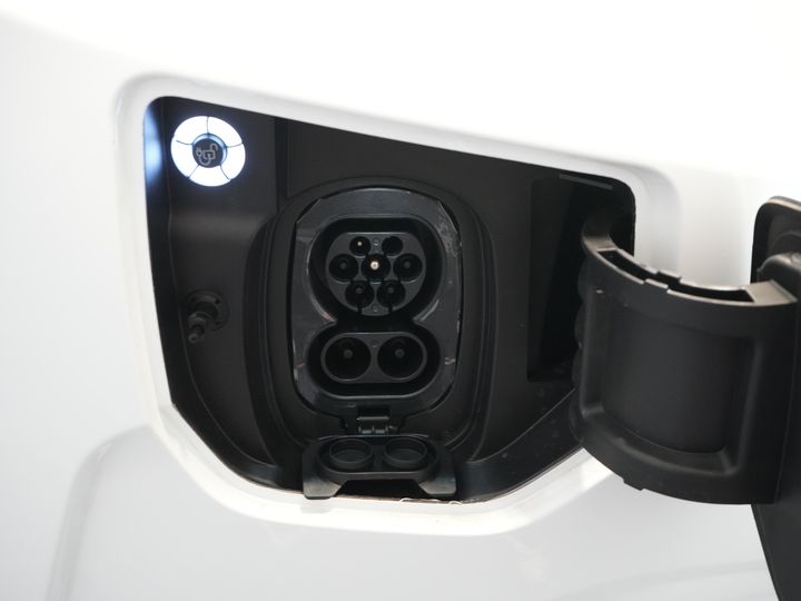 Ford E-Transit Custom Bestelbus L2 330 km WLTP LED/ Standkachel/ Stoelverw./ Snellader/ 2.3t Trekverm./ Carplay/ Climate/ Camera/ PDC/ Cruise