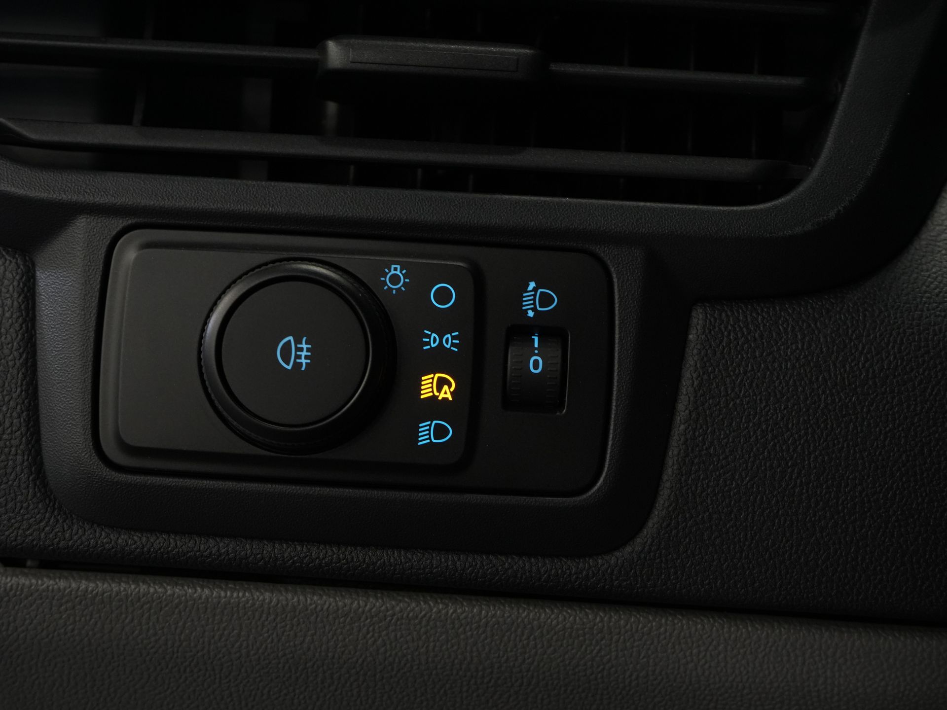 Ford E-Transit Custom Bestelbus L2 330 km WLTP LED/ Standkachel/ Stoelverw./ Snellader/ 2.3t Trekverm./ Carplay/ Climate/ Camera/ PDC/ Cruise