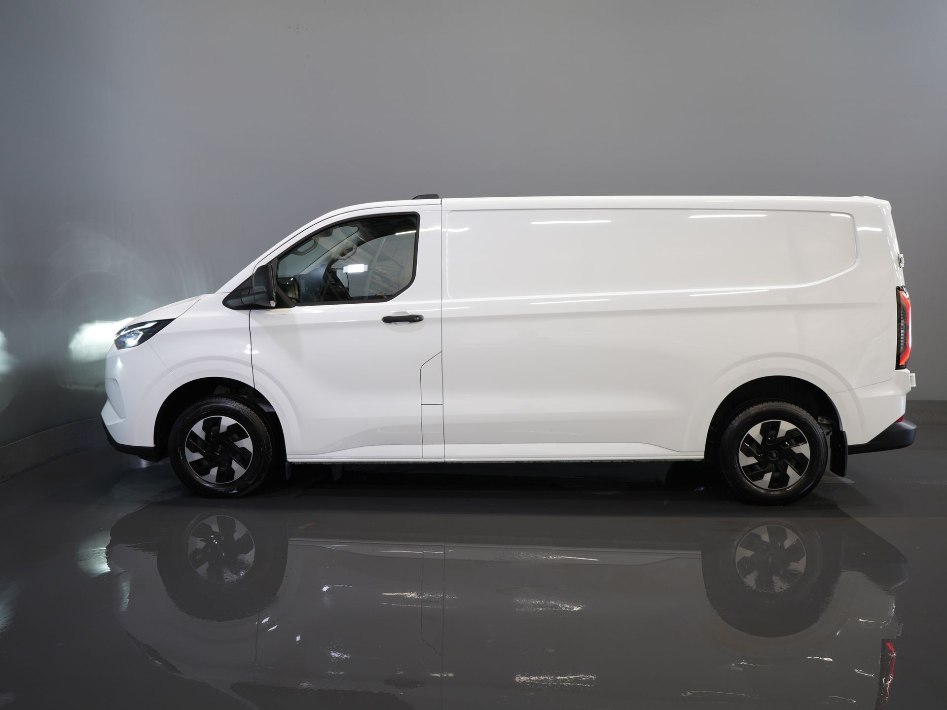 Ford E-Transit Custom Bestelbus L2 330 km WLTP LED/ Standkachel/ Stoelverw./ Snellader/ 2.3t Trekverm./ Carplay/ Climate/ Camera/ PDC/ Cruise