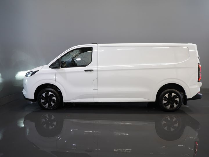Ford E-Transit Custom Bestelbus L2 330 km WLTP LED/ Standkachel/ Stoelverw./ Snellader/ 2.3t Trekverm./ Carplay/ Climate/ Camera/ PDC/ Cruise