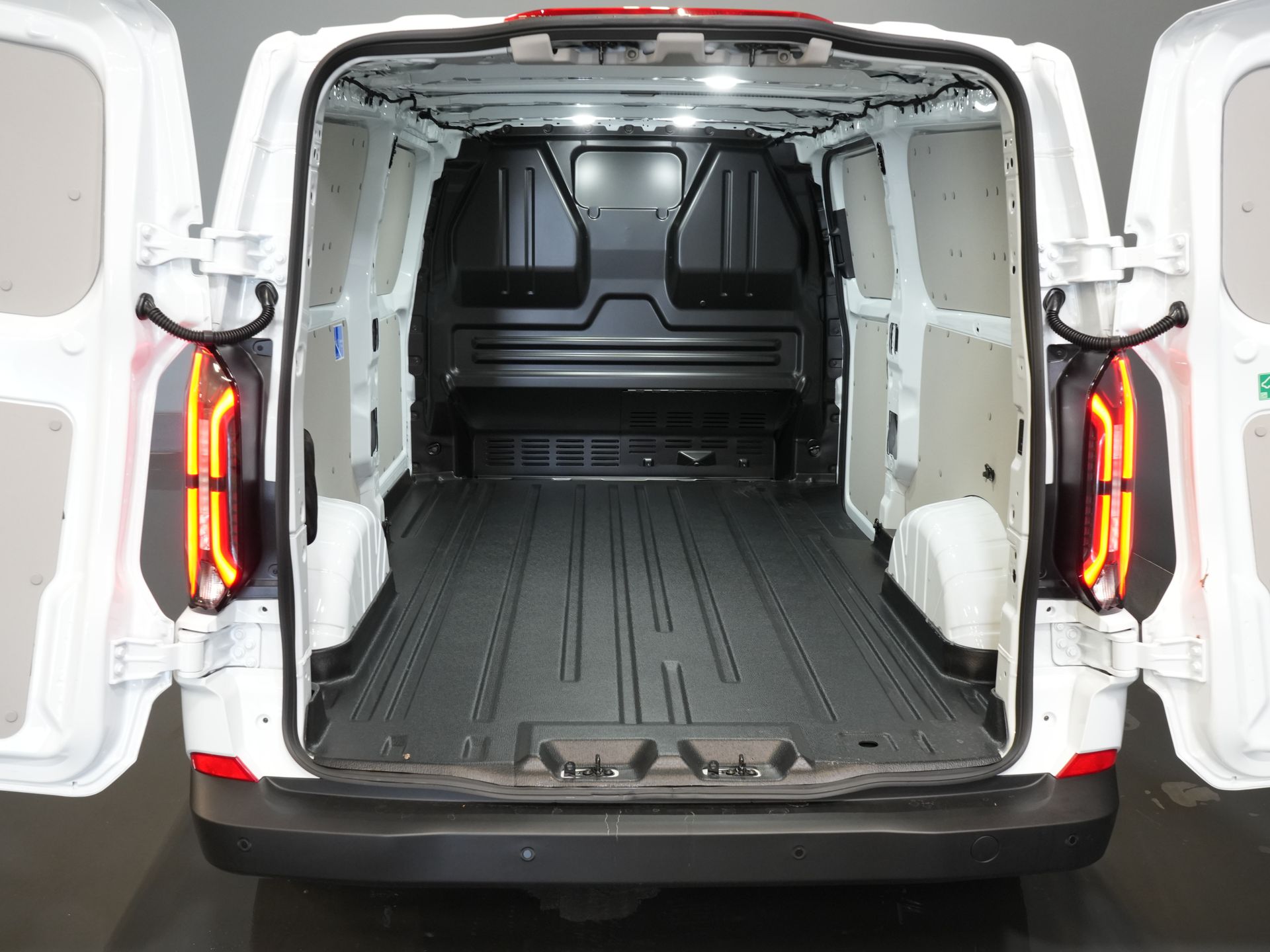Ford E-Transit Custom Bestelbus L2 330 km WLTP LED/ Standkachel/ Stoelverw./ Snellader/ 2.3t Trekverm./ Carplay/ Climate/ Camera/ PDC/ Cruise