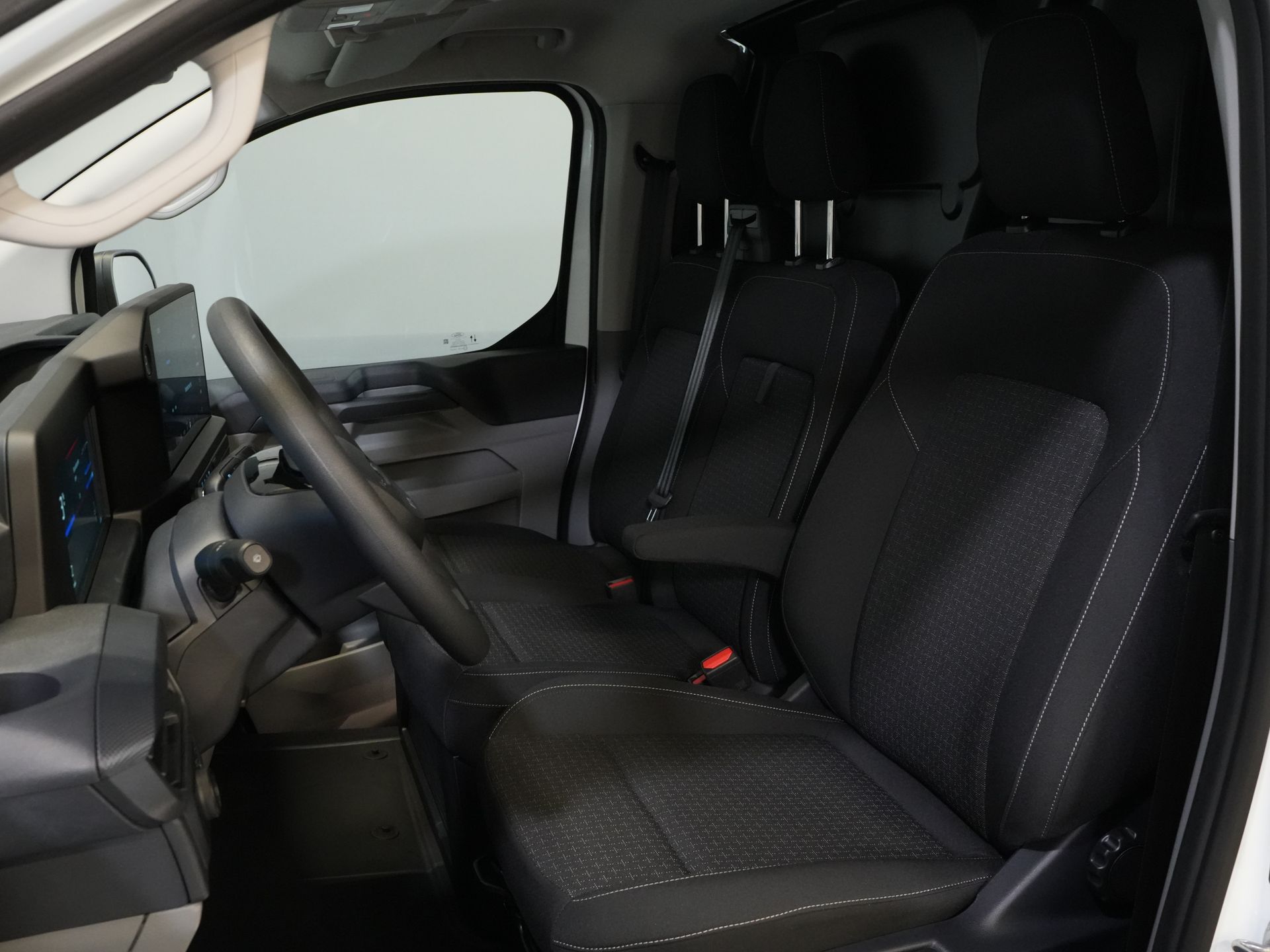 Ford E-Transit Custom Bestelbus L2 330 km WLTP LED/ Standkachel/ Stoelverw./ Snellader/ 2.3t Trekverm./ Carplay/ Climate/ Camera/ PDC/ Cruise