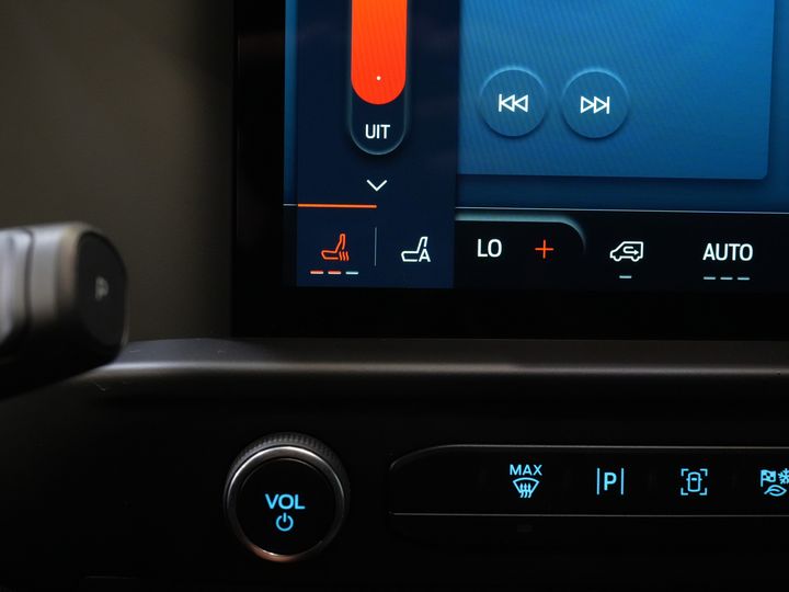 Ford E-Transit Custom Bestelbus L2 330 km WLTP LED/ Standkachel/ Stoelverw./ Snellader/ 2.3t Trekverm./ Carplay/ Climate/ Camera/ PDC/ Cruise