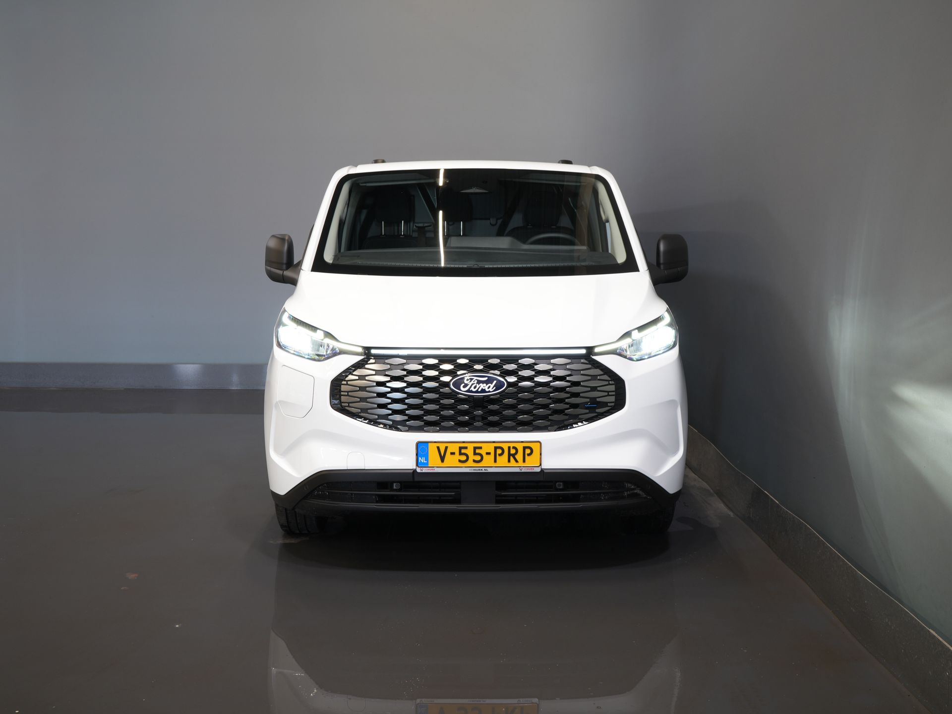 Ford E-Transit Custom Bestelbus L2 330 km WLTP LED/ Standkachel/ Stoelverw./ Snellader/ 2.3t Trekverm./ Carplay/ Climate/ Camera/ PDC/ Cruise