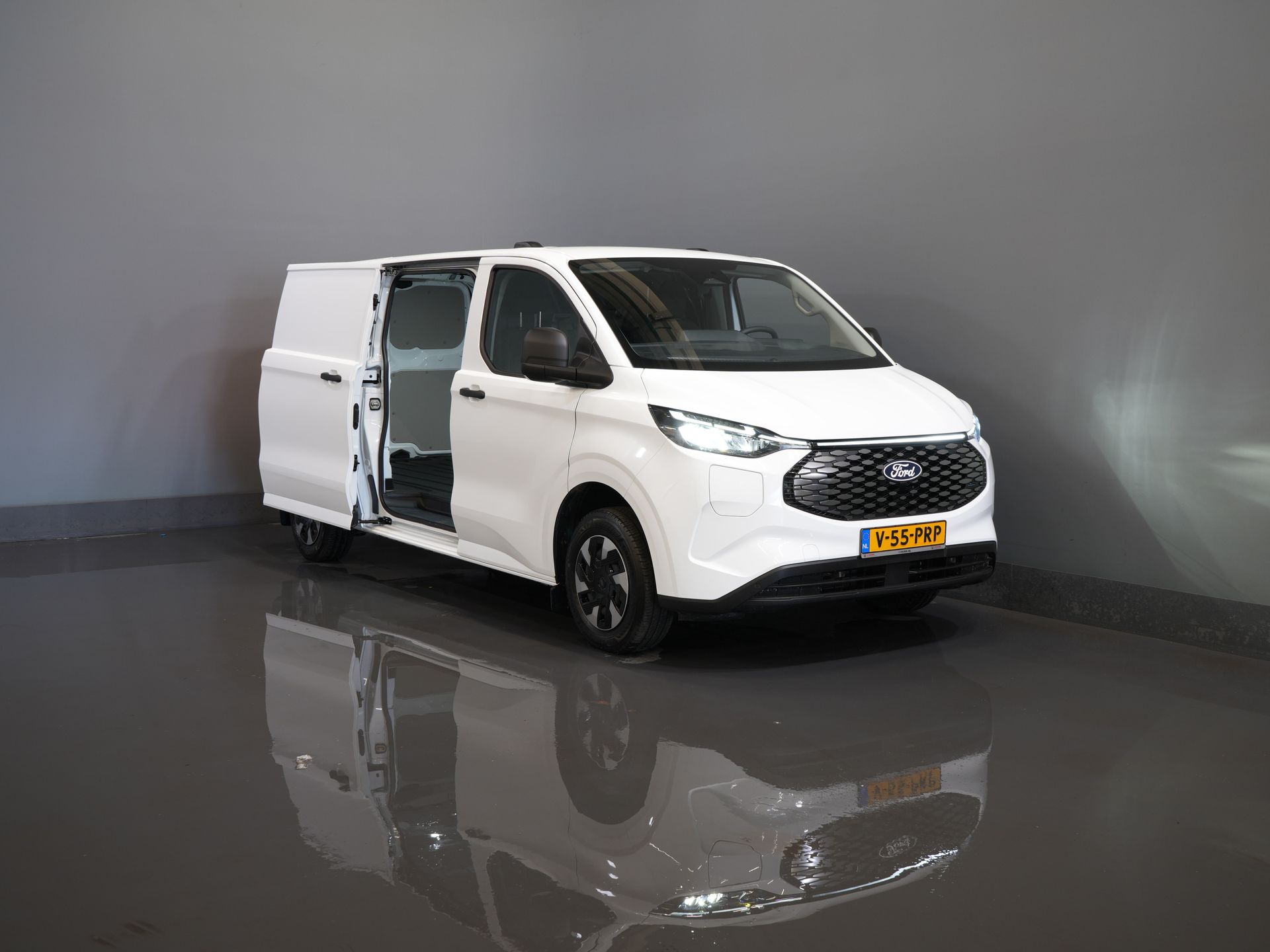 Ford E-Transit Custom Bestelbus L2 330 km WLTP LED/ Standkachel/ Stoelverw./ Snellader/ 2.3t Trekverm./ Carplay/ Climate/ Camera/ PDC/ Cruise