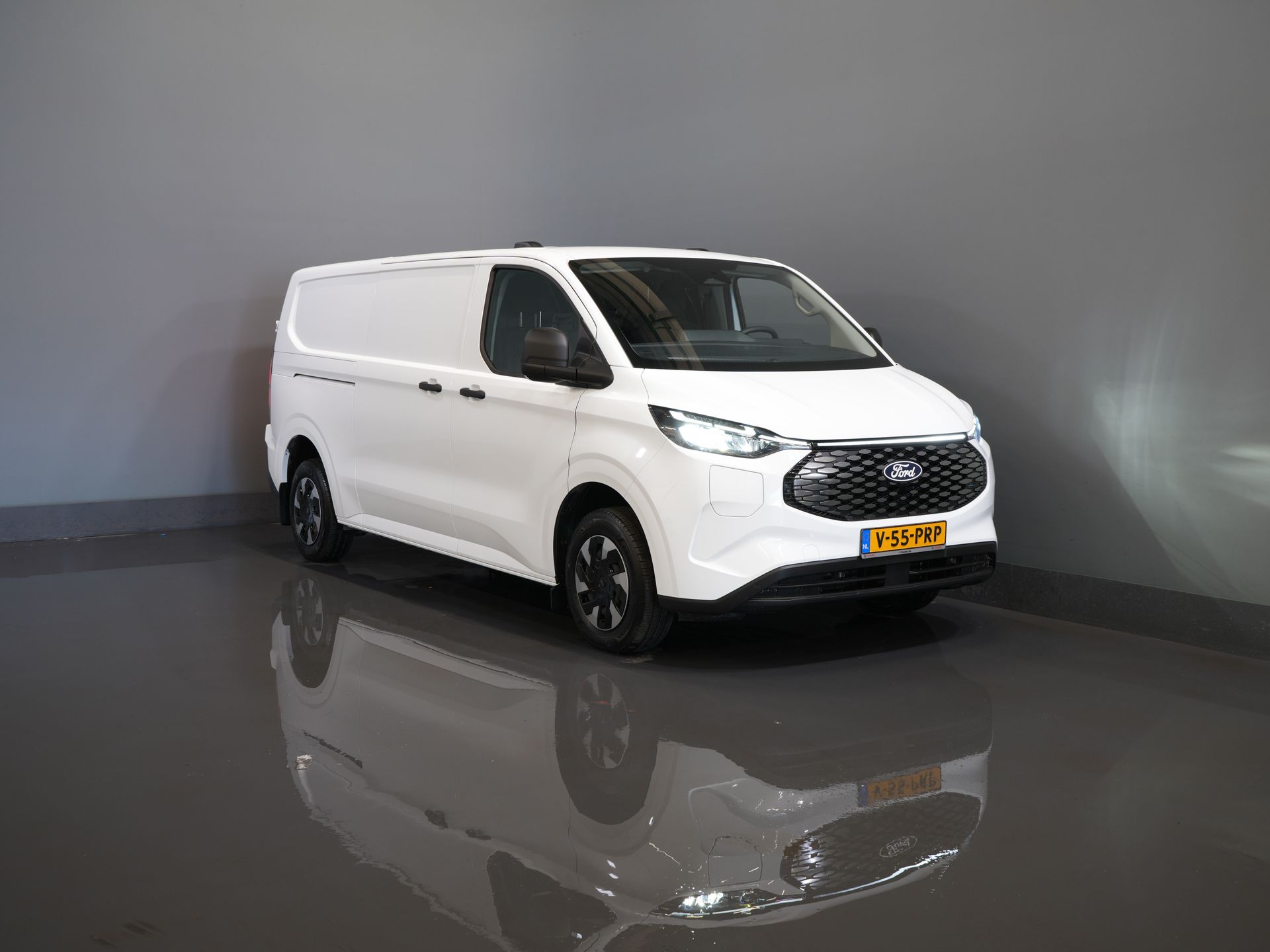 Ford E-Transit Custom Bestelbus L2 330 km WLTP LED/ Standkachel/ Stoelverw./ Snellader/ 2.3t Trekverm./ Carplay/ Climate/ Camera/ PDC/ Cruise