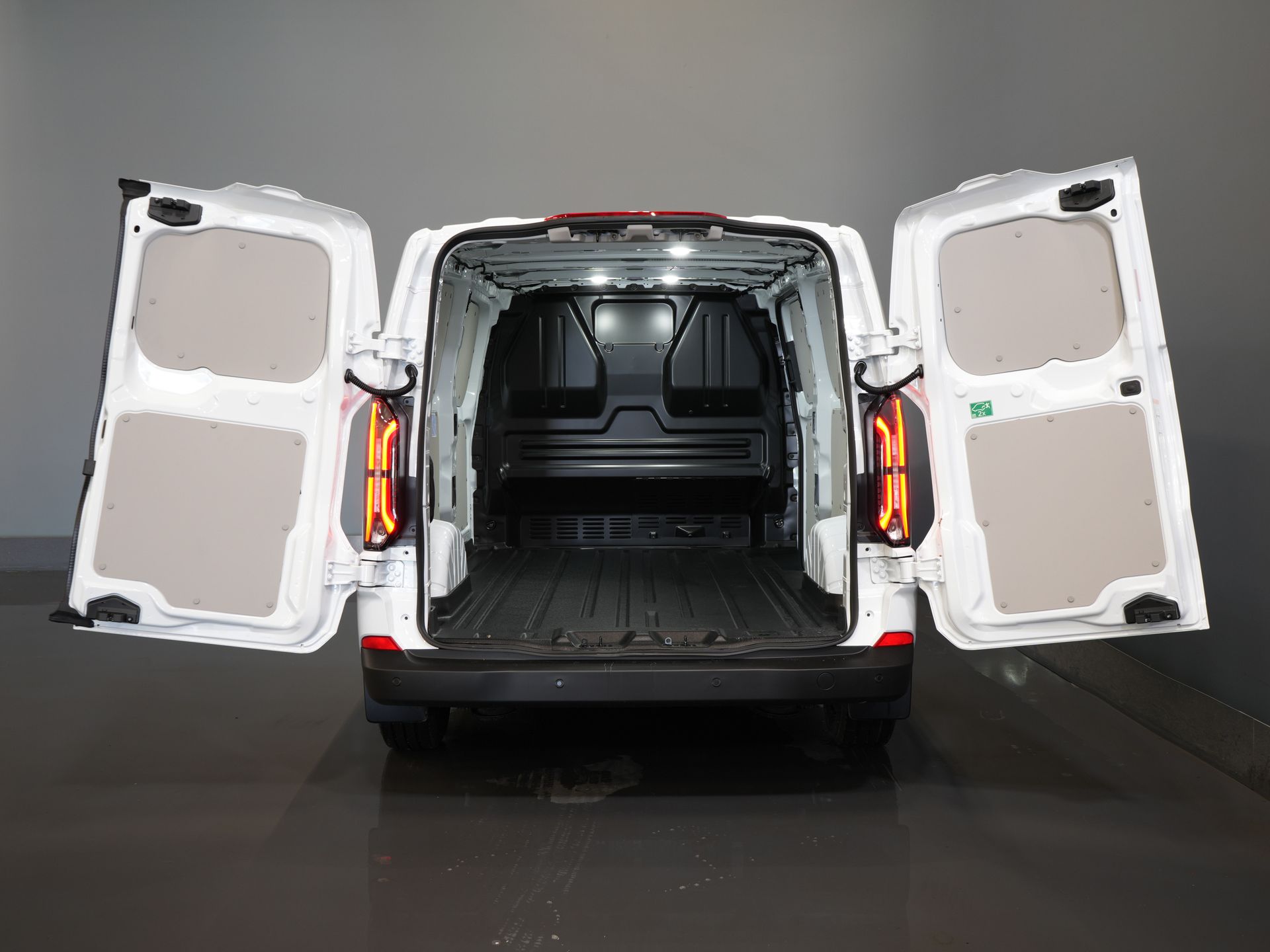 Ford E-Transit Custom Bestelbus L2 330 km WLTP LED/ Standkachel/ Stoelverw./ Snellader/ 2.3t Trekverm./ Carplay/ Climate/ Camera/ PDC/ Cruise