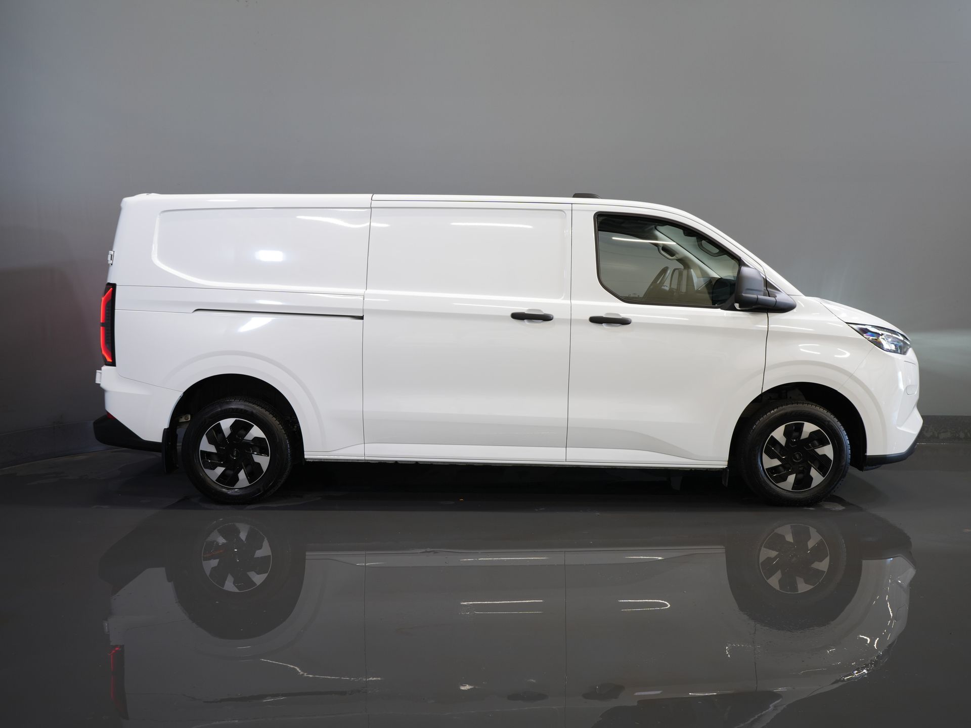 Ford E-Transit Custom Bestelbus L2 330 km WLTP LED/ Standkachel/ Stoelverw./ Snellader/ 2.3t Trekverm./ Carplay/ Climate/ Camera/ PDC/ Cruise