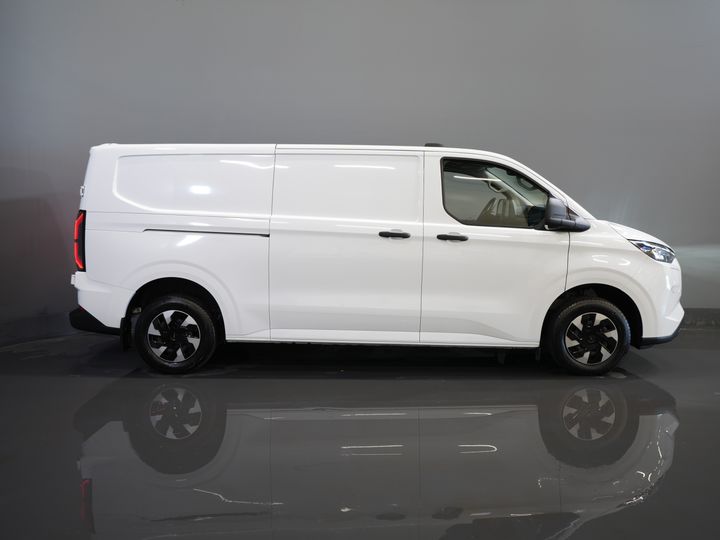 Ford E-Transit Custom Bestelbus L2 330 km WLTP LED/ Standkachel/ Stoelverw./ Snellader/ 2.3t Trekverm./ Carplay/ Climate/ Camera/ PDC/ Cruise