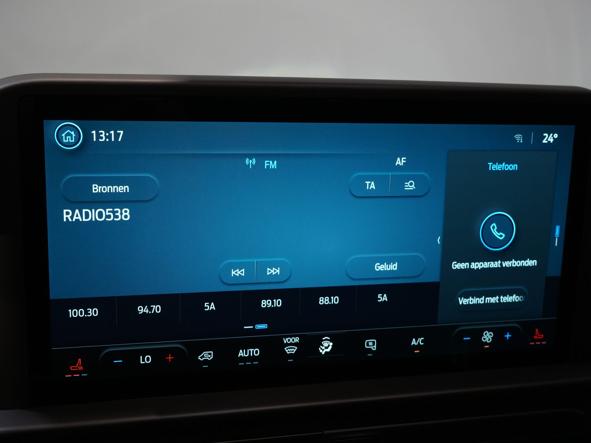 Ford E-Transit Custom Bestelbus L2 330 km WLTP LED/ Standkachel/ Stoelverw./ Snellader/ 2.3t Trekverm./ Carplay/ Climate/ Camera/ PDC/ Cruise