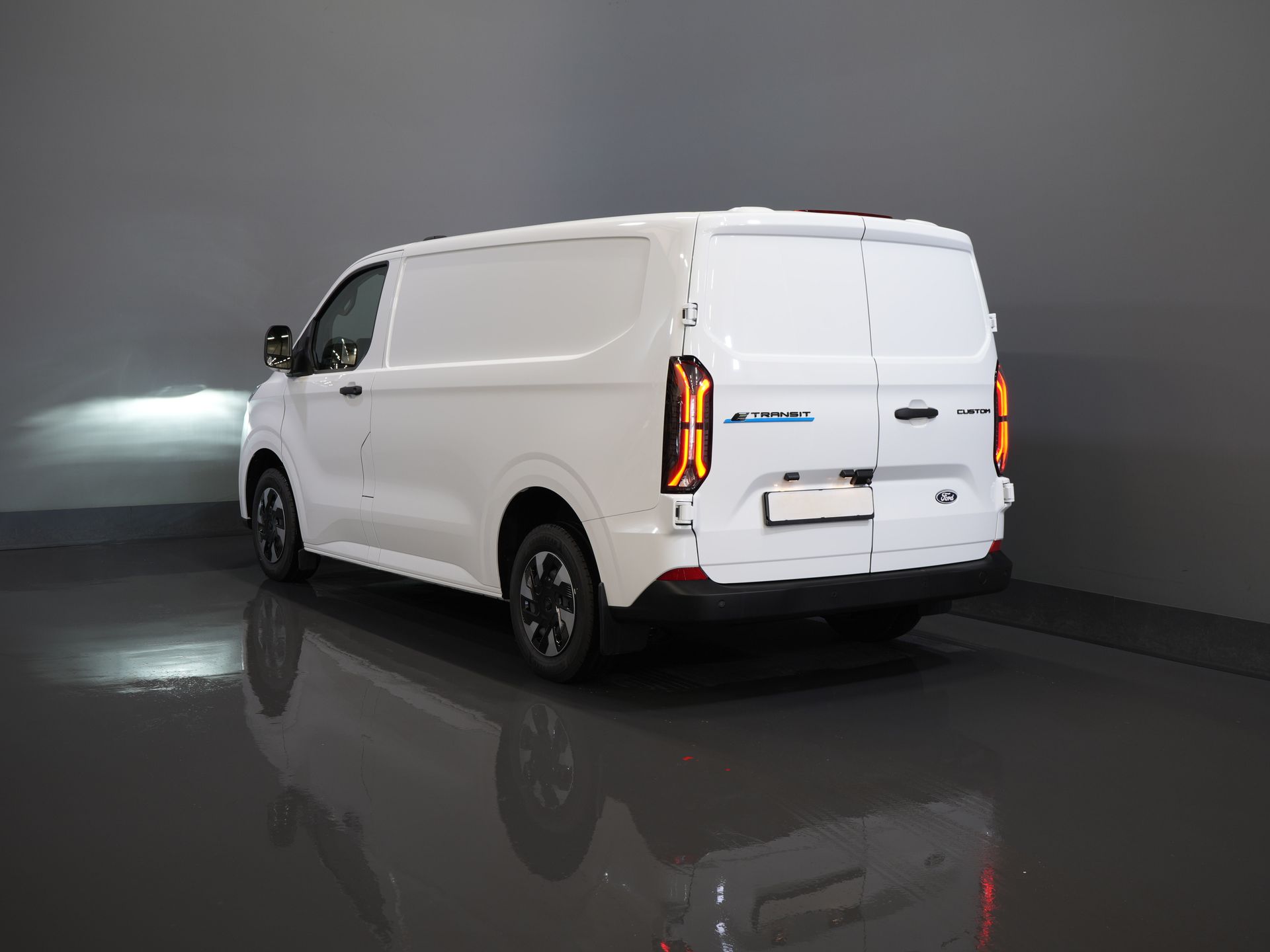 Ford E-Transit Custom Furgoneta 320 Trend 65 kWh 330 km WLTP LED/ Cargador rápido/ 2,3 t de capacidad de remolque/ Dirección asistida/ Asientos calefactables/ Carplay/ Climatizador/ Cámara/ PDC/ Control de crucero