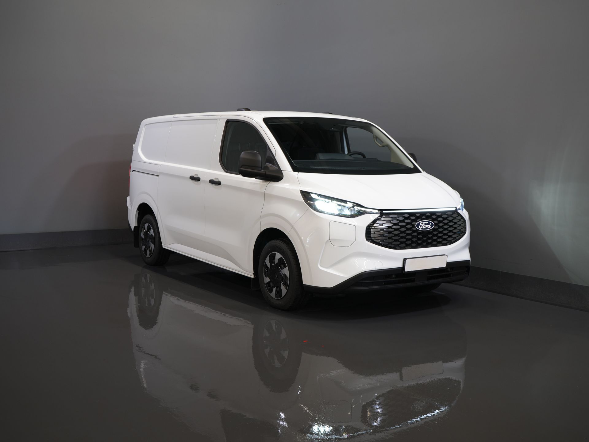 Ford E-Transit Custom Furgoneta 320 Trend 65 kWh 330 km WLTP LED/ Cargador rápido/ 2,3 t de capacidad de remolque/ Dirección asistida/ Asientos calefactables/ Carplay/ Climatizador/ Cámara/ PDC/ Control de crucero