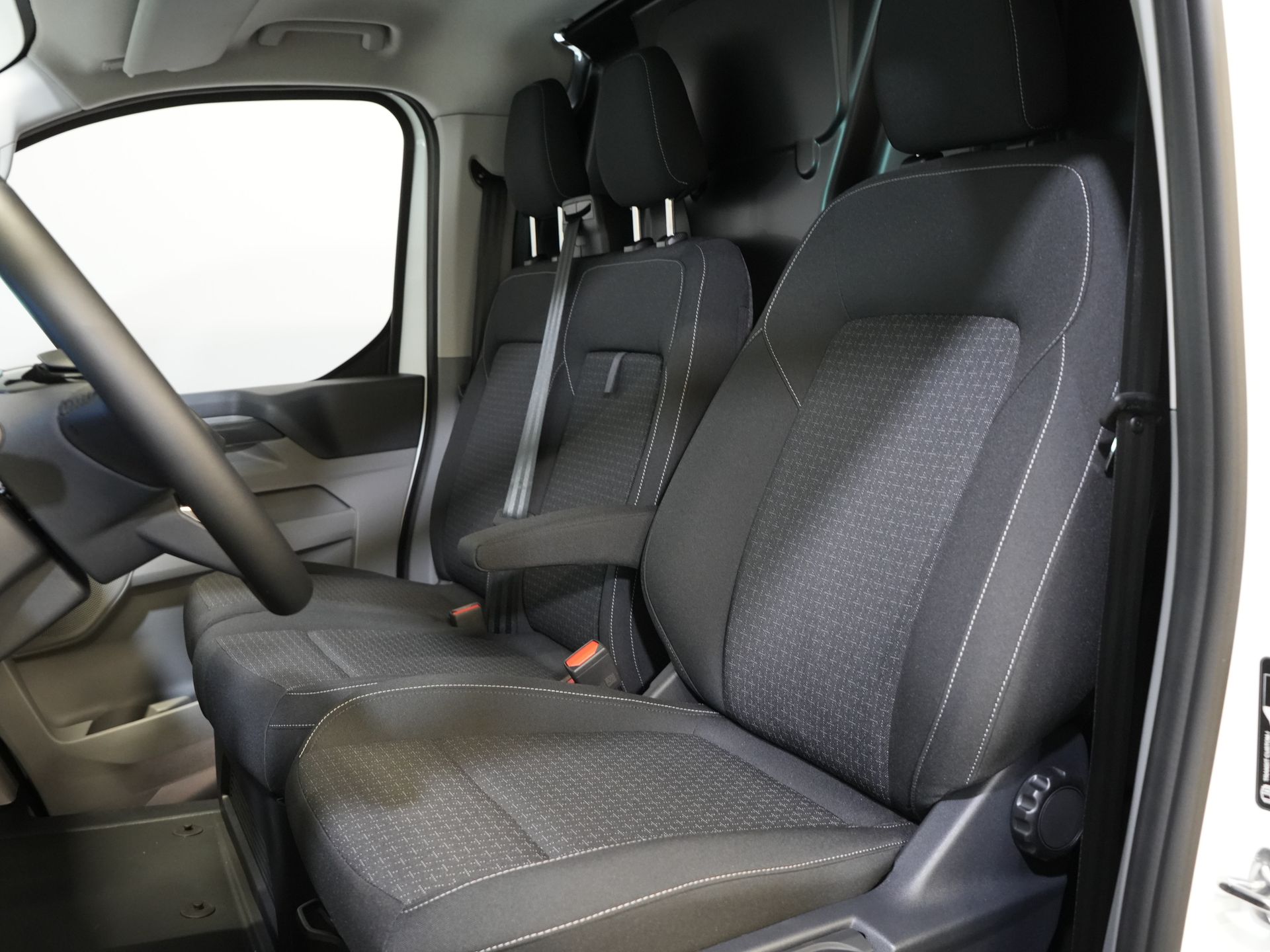 Ford E-Transit Custom Furgoneta 320 Trend 65 kWh 330 km WLTP LED/ Cargador rápido/ 2,3 t de capacidad de remolque/ Dirección asistida/ Asientos calefactables/ Carplay/ Climatizador/ Cámara/ PDC/ Control de crucero