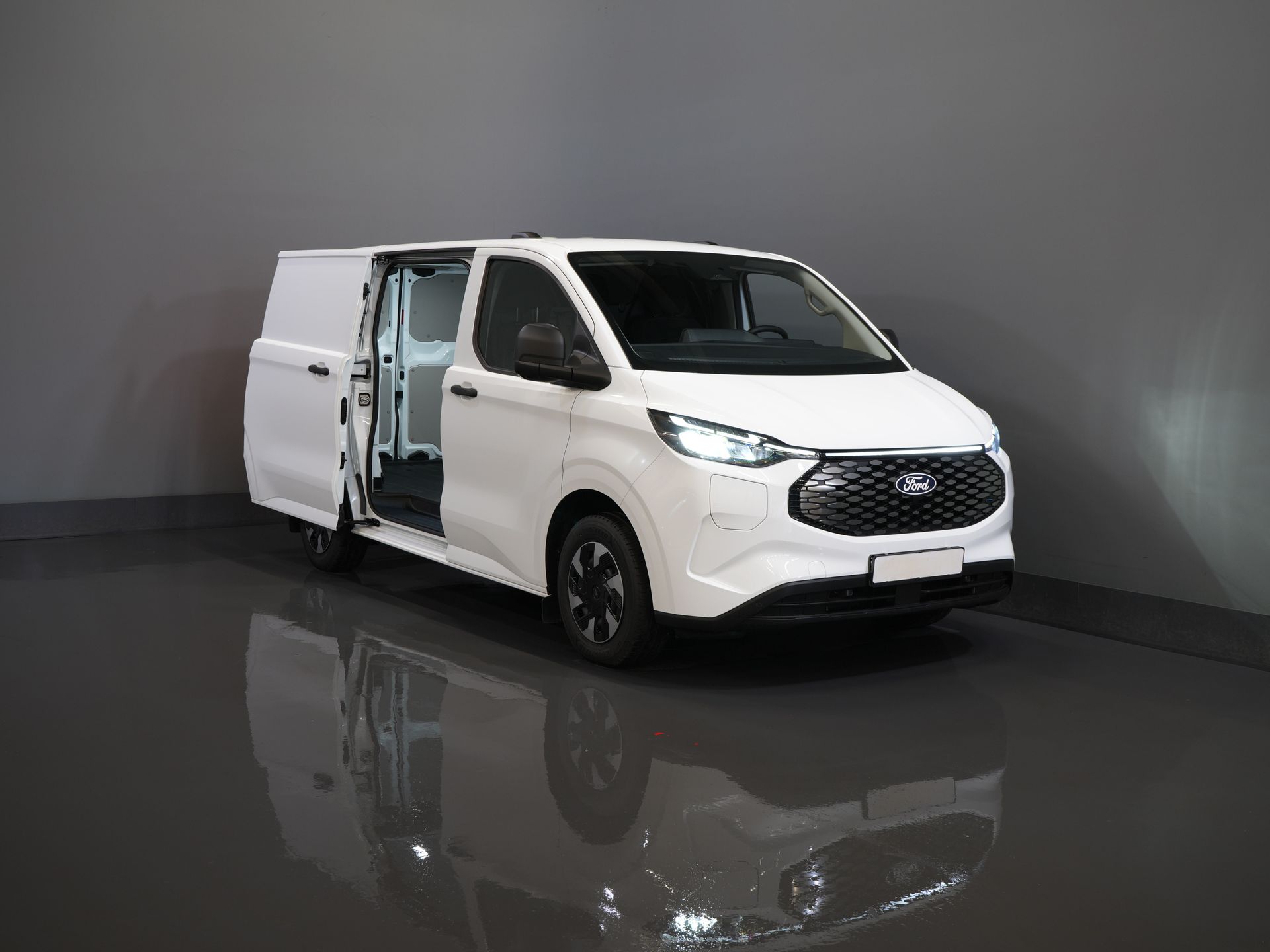 Ford E-Transit Custom Furgoneta 320 Trend 65 kWh 330 km WLTP LED/ Cargador rápido/ 2,3 t de capacidad de remolque/ Dirección asistida/ Asientos calefactables/ Carplay/ Climatizador/ Cámara/ PDC/ Control de crucero