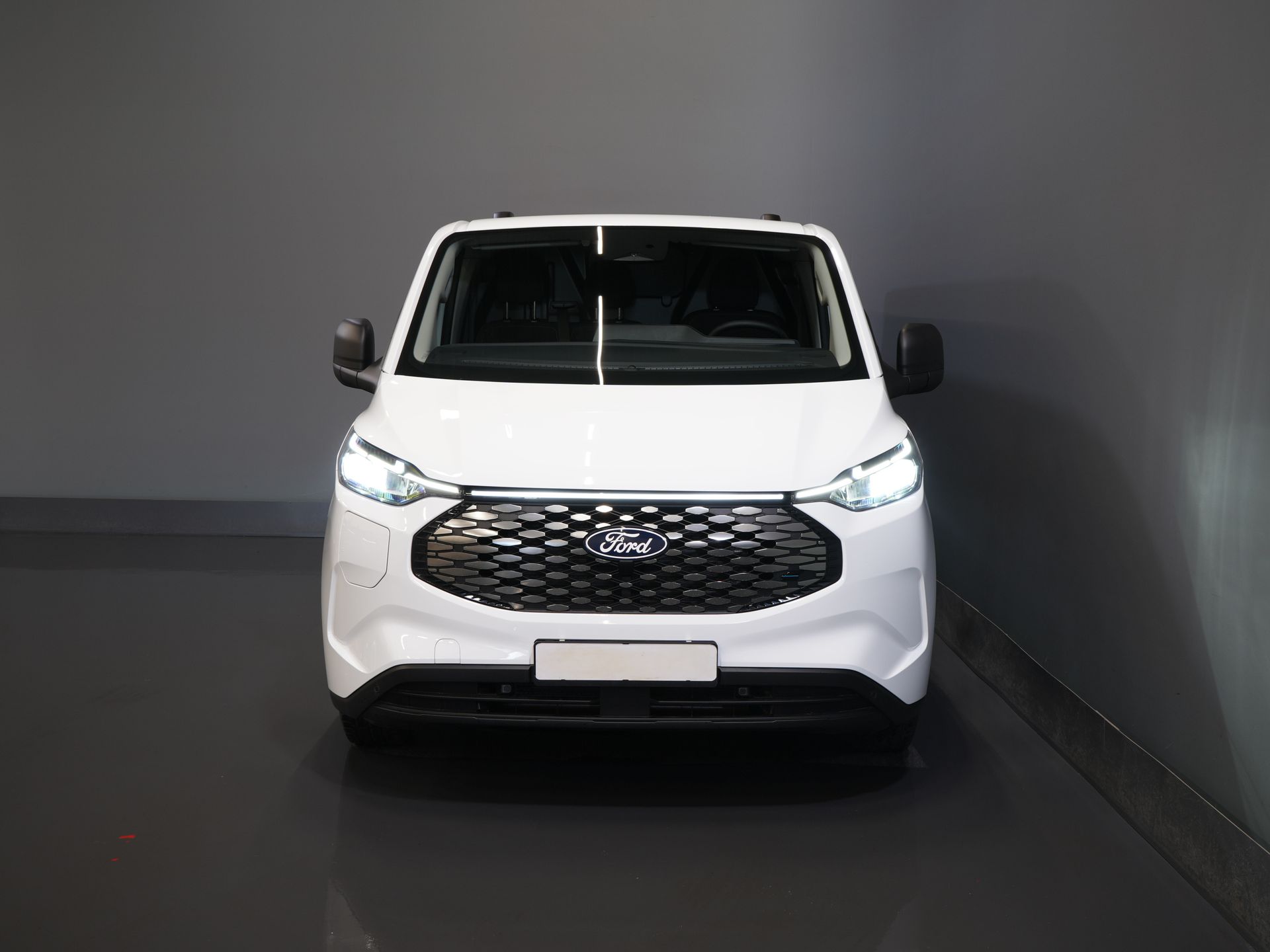 Ford E-Transit Custom Furgoneta 320 Trend 65 kWh 330 km WLTP LED/ Cargador rápido/ 2,3 t de capacidad de remolque/ Dirección asistida/ Asientos calefactables/ Carplay/ Climatizador/ Cámara/ PDC/ Control de crucero