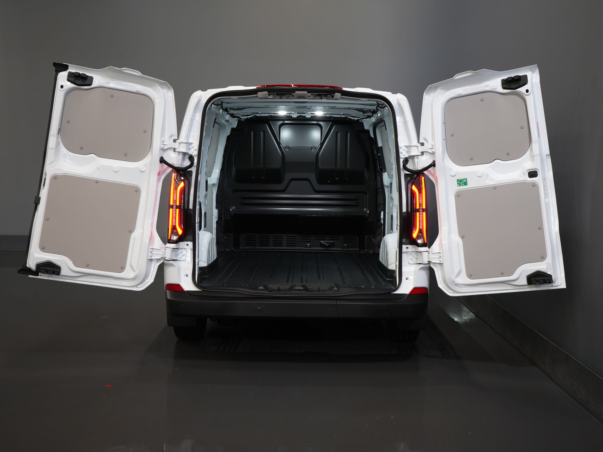 Ford E-Transit Custom Furgoneta 320 Trend 65 kWh 330 km WLTP LED/ Cargador rápido/ 2,3 t de capacidad de remolque/ Dirección asistida/ Asientos calefactables/ Carplay/ Climatizador/ Cámara/ PDC/ Control de crucero