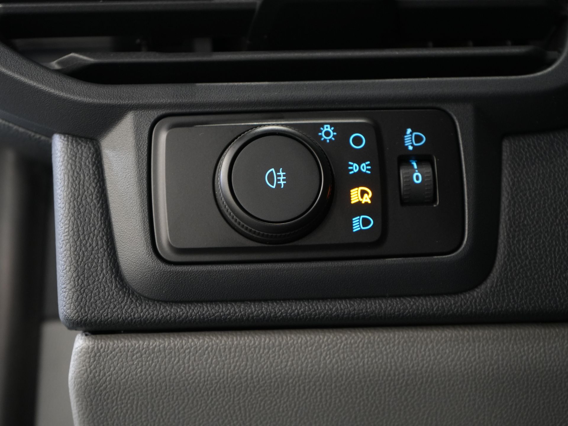 Ford E-Transit Custom Furgoneta 320 Trend 65 kWh 330 km WLTP LED/ Cargador rápido/ 2,3 t de capacidad de remolque/ Dirección asistida/ Asientos calefactables/ Carplay/ Climatizador/ Cámara/ PDC/ Control de crucero