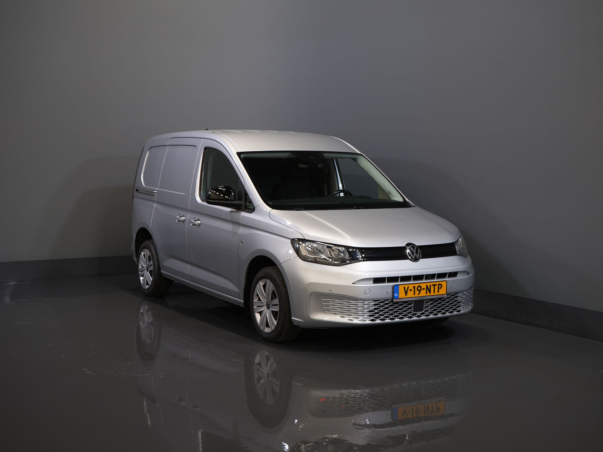 Volkswagen Caddy Cargo Delivery Van 2.0 TDI 125 hp DSG Automatic. Virtual Cockpit/ Carplay/ Parking heater/ Seat heating/ Camera/ Cruise control/ Air conditioning