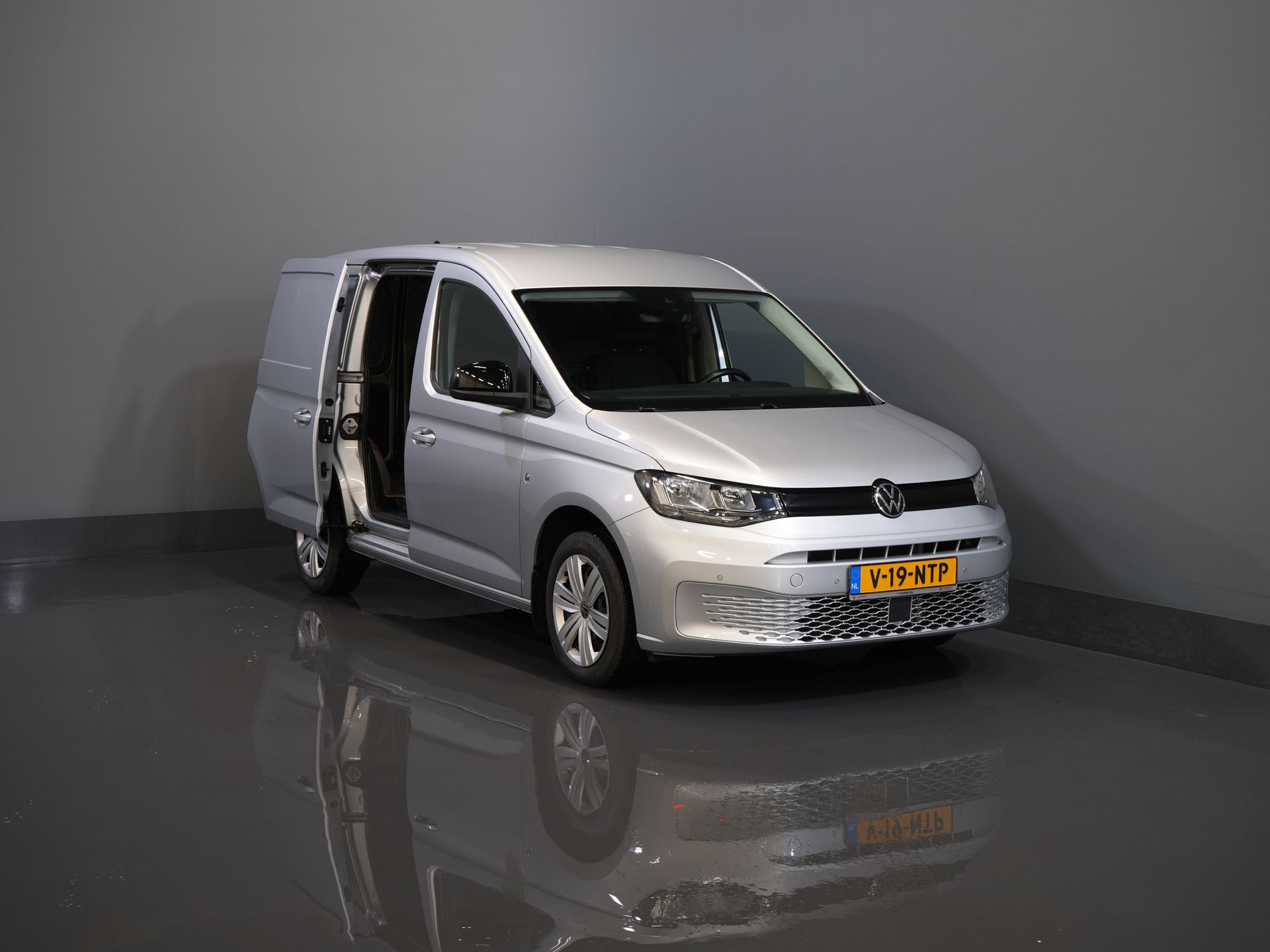 Volkswagen Caddy Cargo Delivery Van 2.0 TDI 125 hp DSG Automatic. Virtual Cockpit/ Carplay/ Parking heater/ Seat heating/ Camera/ Cruise control/ Air conditioning