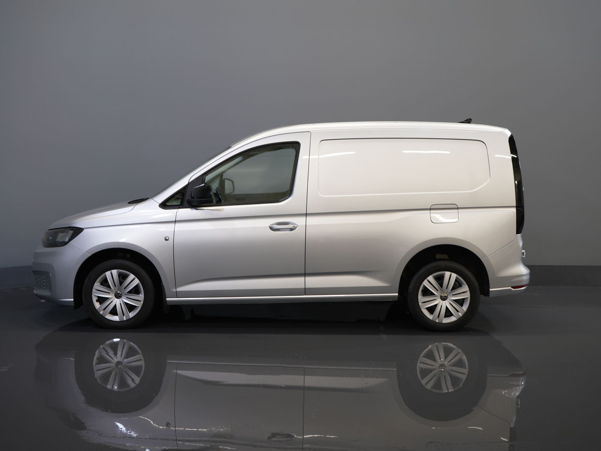 Volkswagen Caddy Cargo Delivery Van 2.0 TDI 125 hp DSG Automatic. Virtual Cockpit/ Carplay/ Parking heater/ Seat heating/ Camera/ Cruise control/ Air conditioning