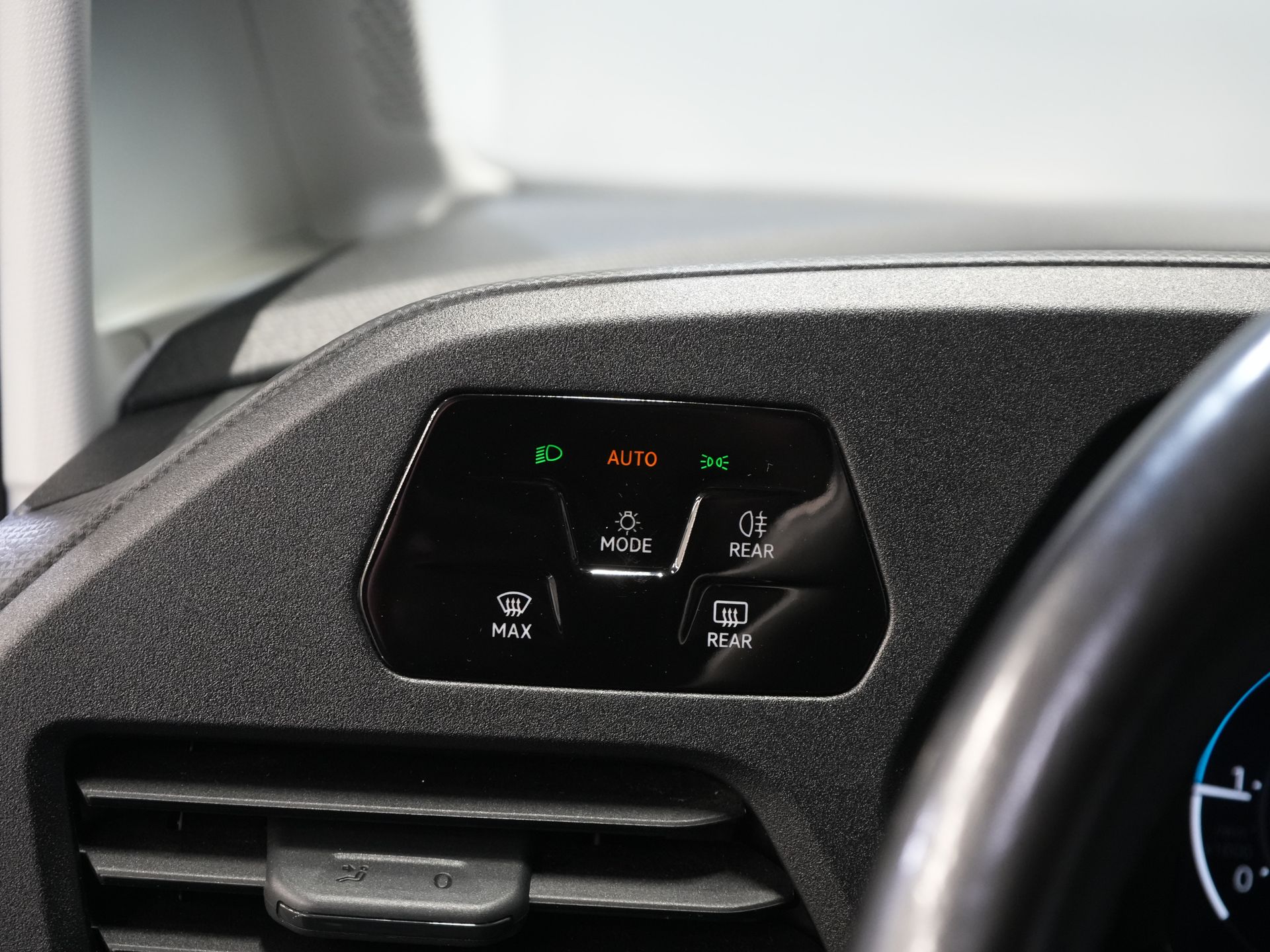 Volkswagen Caddy Cargo Delivery Van 2.0 TDI 125 hp DSG Automatic. Virtual Cockpit/ Carplay/ Parking heater/ Seat heating/ Camera/ Cruise control/ Air conditioning