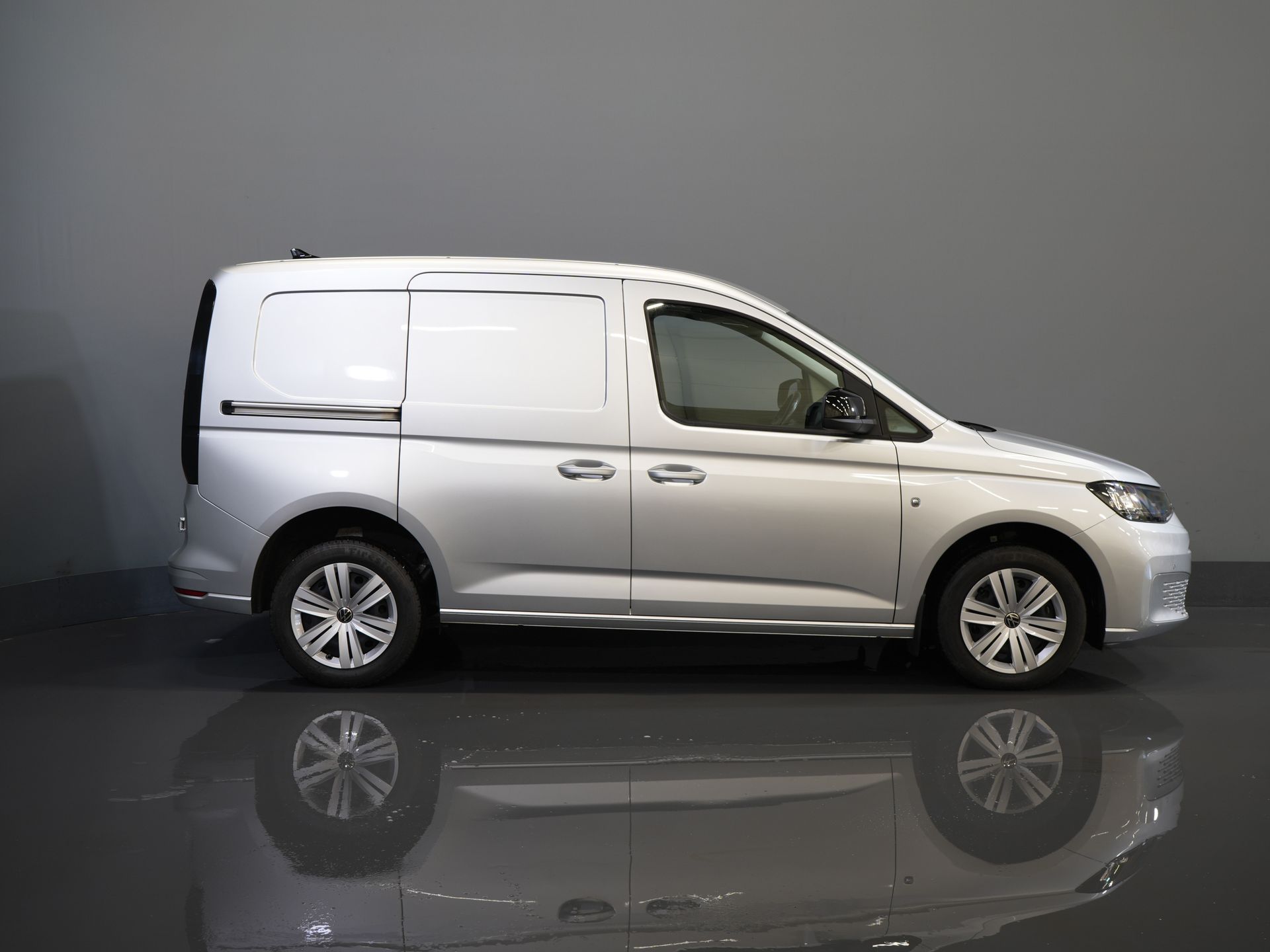 Volkswagen Caddy Cargo Delivery Van 2.0 TDI 125 hp DSG Automatic. Virtual Cockpit/ Carplay/ Parking heater/ Seat heating/ Camera/ Cruise control/ Air conditioning