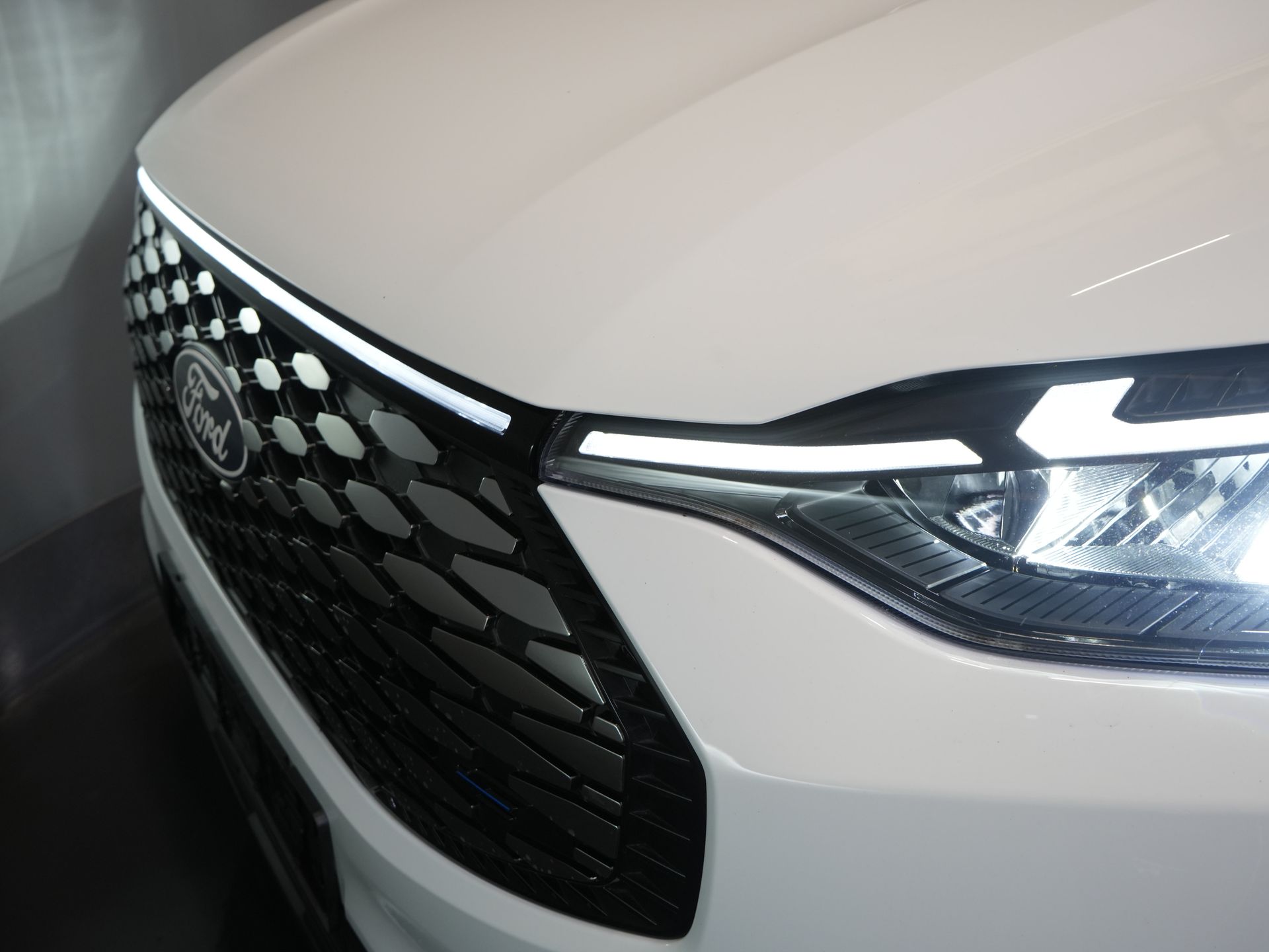 Ford E-Transit Custom Van Trend 65 kWh 330 km WLTP Garanție până în 2029/ LED/ Încălzire stand/ Încărcător rapid/ 2.3t Echipament remorcare/ Volan/ Încălzire scaune/ Carplay/ Cameră