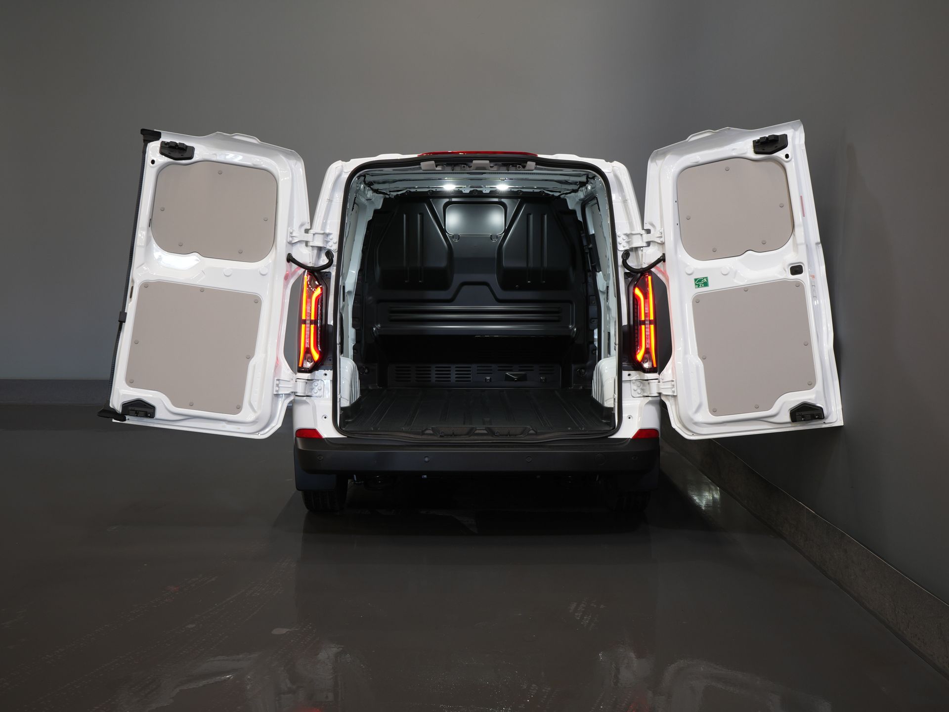 Ford E-Transit Custom Van Trend 65 kWh 330 km WLTP Garanție până în 2029/ LED/ Încălzire stand/ Încărcător rapid/ 2.3t Echipament remorcare/ Volan/ Încălzire scaune/ Carplay/ Cameră