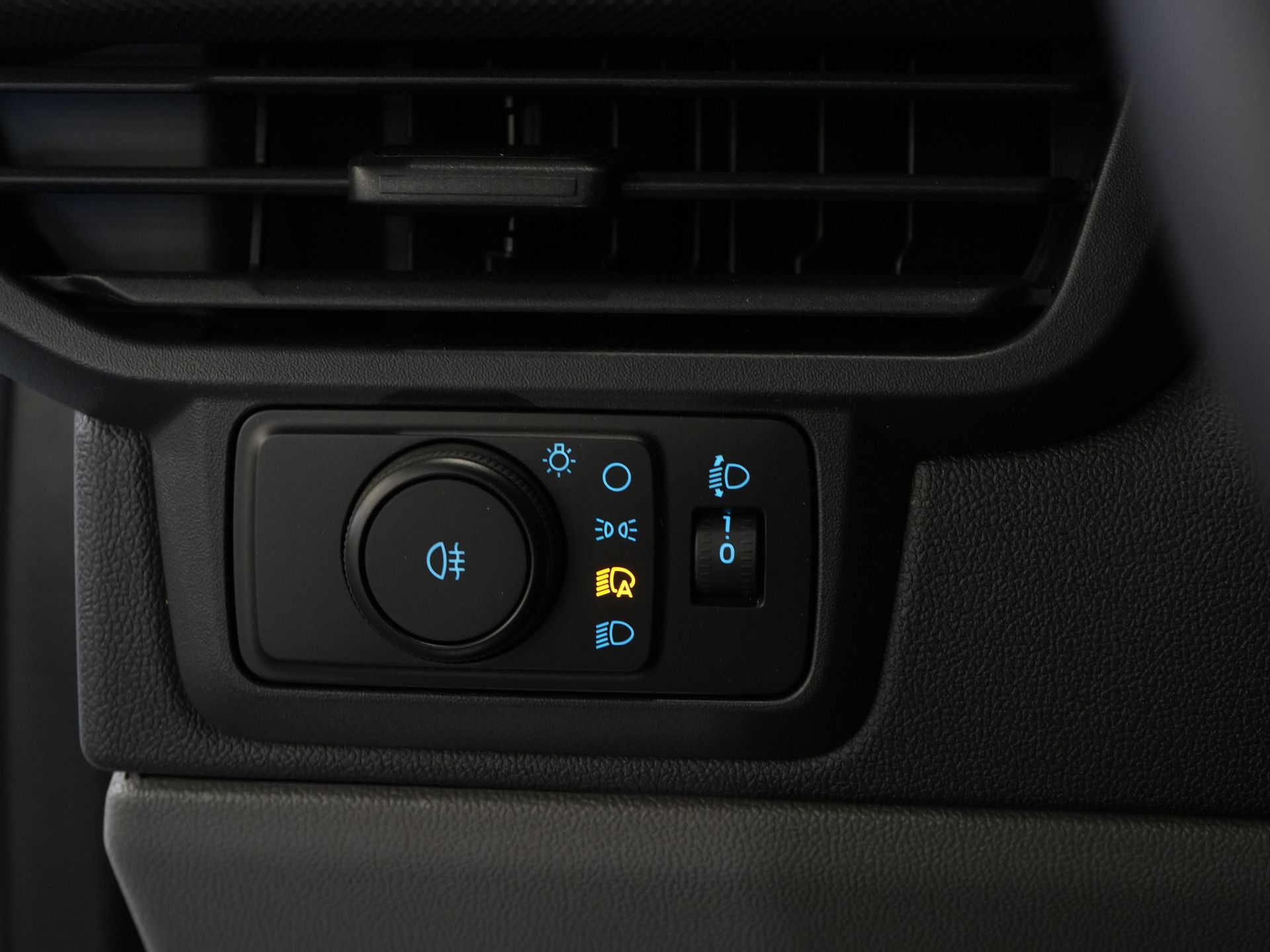 Ford E-Transit Custom Van Trend 65 kWh 330 km WLTP Garanție până în 2029/ LED/ Încălzire stand/ Încărcător rapid/ 2.3t Echipament remorcare/ Volan/ Încălzire scaune/ Carplay/ Cameră