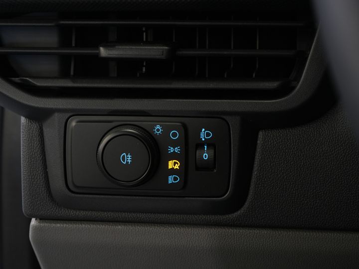 Ford E-Transit Custom Van Trend 65 kWh 330 km WLTP Garanție până în 2029/ LED/ Încălzire stand/ Încărcător rapid/ 2.3t Echipament remorcare/ Volan/ Încălzire scaune/ Carplay/ Cameră