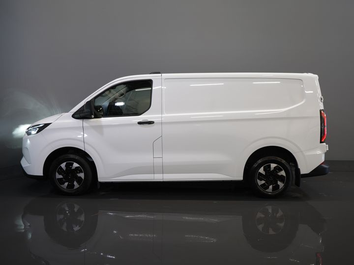 Ford E-Transit Custom Van Trend 65 kWh 330 km WLTP Garanție până în 2029/ LED/ Încălzire stand/ Încărcător rapid/ 2.3t Echipament remorcare/ Volan/ Încălzire scaune/ Carplay/ Cameră