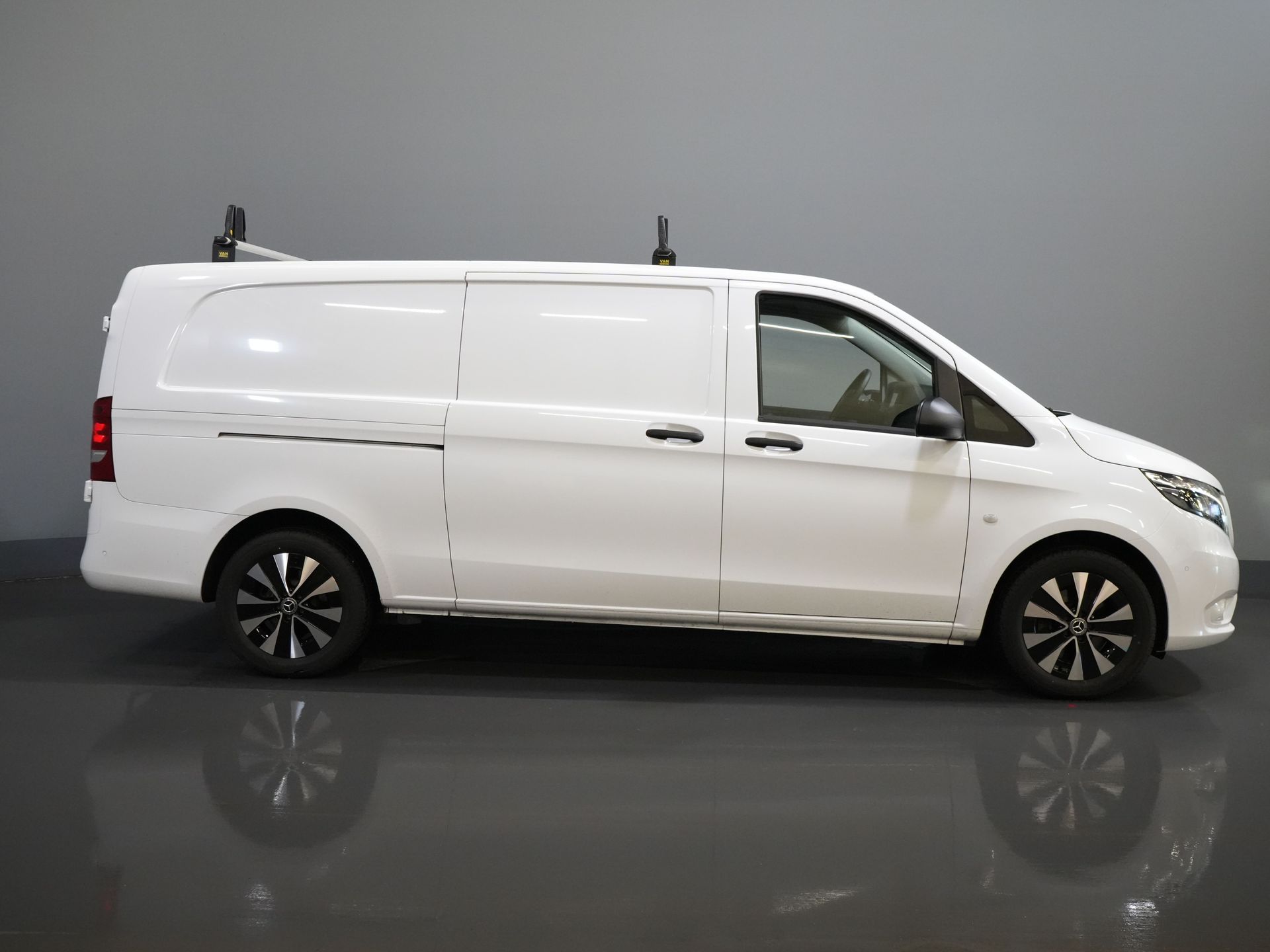 Mercedes-Benz Vito Bestelbus 119 CDI Aut. L3 XL ZGAN (DEMO) BPM VRIJ! Standkachel/ Inrichting/ LED/ Stoelverw./ CarPlay/ Camera/ Navi/ LMV/ Cruise/ PDC/ Trek