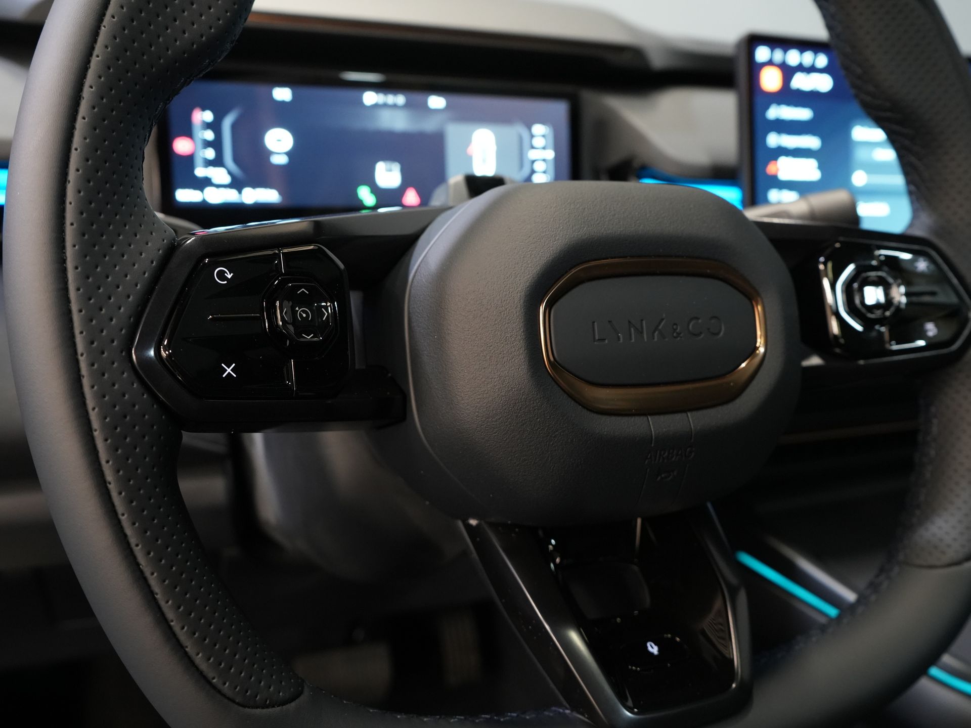 Lynk & Co 08 SUV 1.5 More PHEV 200км Elek./ Harman&Kardon/ Pano/ Масаж та охолодження сидінь/ Elek.Valve/ Adapt.Cruise