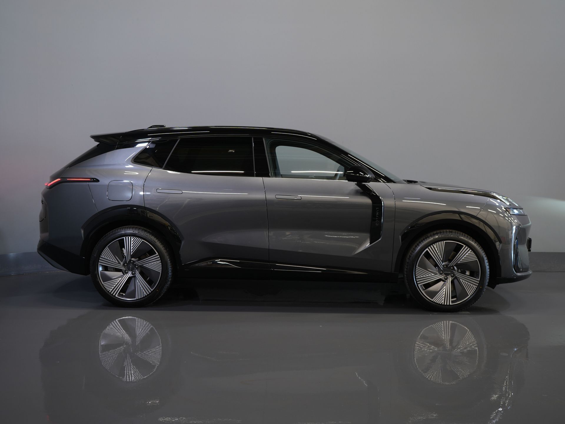 Lynk & Co 08 SUV 1.5 More PHEV 200км Elek./ Harman&Kardon/ Pano/ Масаж та охолодження сидінь/ Elek.Valve/ Adapt.Cruise