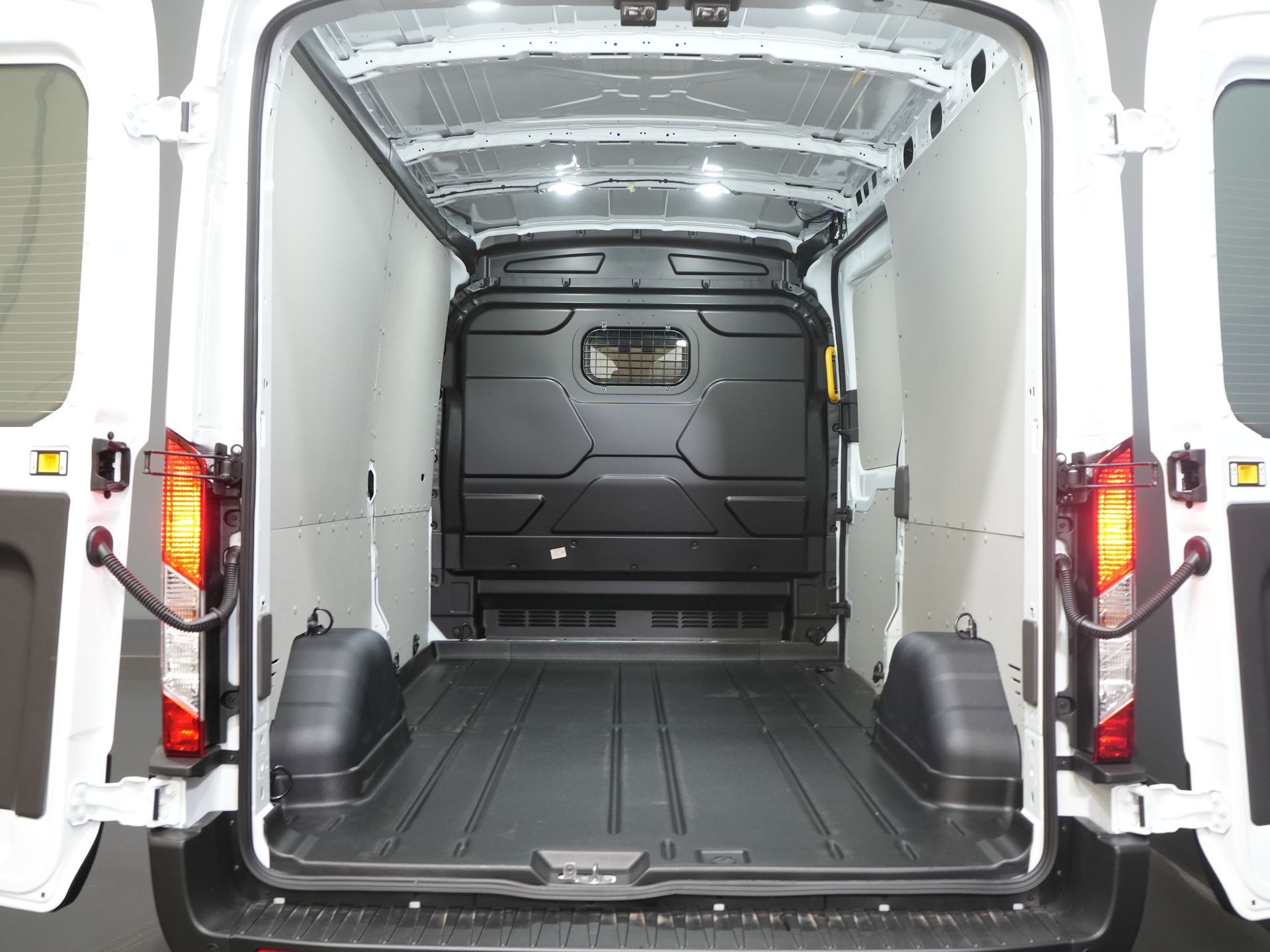Ford Transit Bestelbus 350 2.0 TDCI 130 pk Aut. L3H2 Trend BPM VRIJ/ Cruise/ PDC V+A/ DAB/ Airco