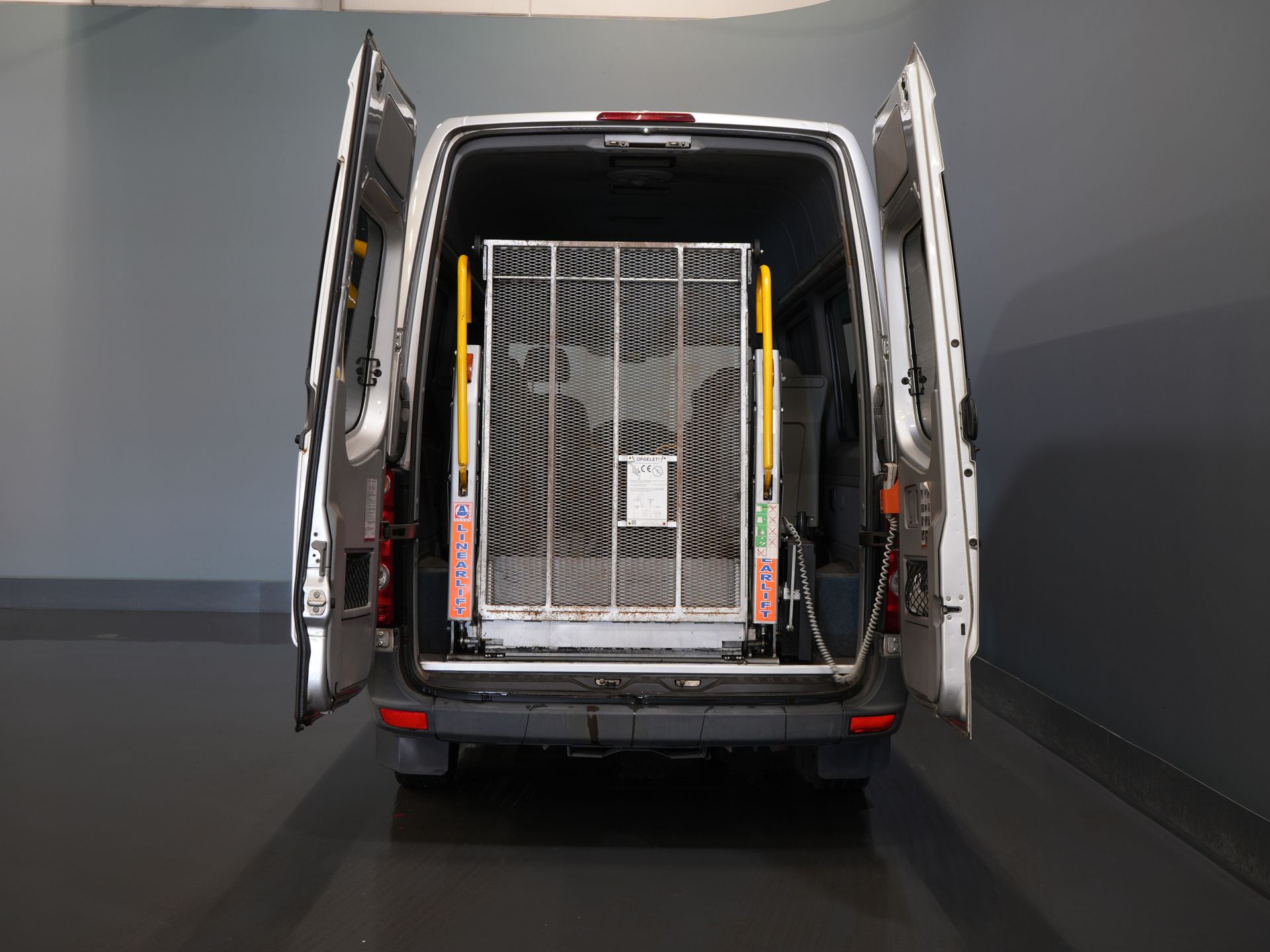 Volkswagen Crafter Personentransport 35 2.5 TDI L2H2 MARGE EXPORT ONLY DE Auto/ MOT 7-2026/ 5 Zyl./ Combi/ 9 Person/ Kombi/ 9P/ Seitenständer/ Airco/ Rollstuhllift
