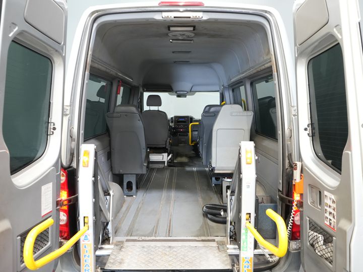 Volkswagen Crafter Personentransport 35 2.5 TDI L2H2 MARGE EXPORT ONLY DE Auto/ MOT 7-2026/ 5 Zyl./ Combi/ 9 Person/ Kombi/ 9P/ Seitenständer/ Airco/ Rollstuhllift