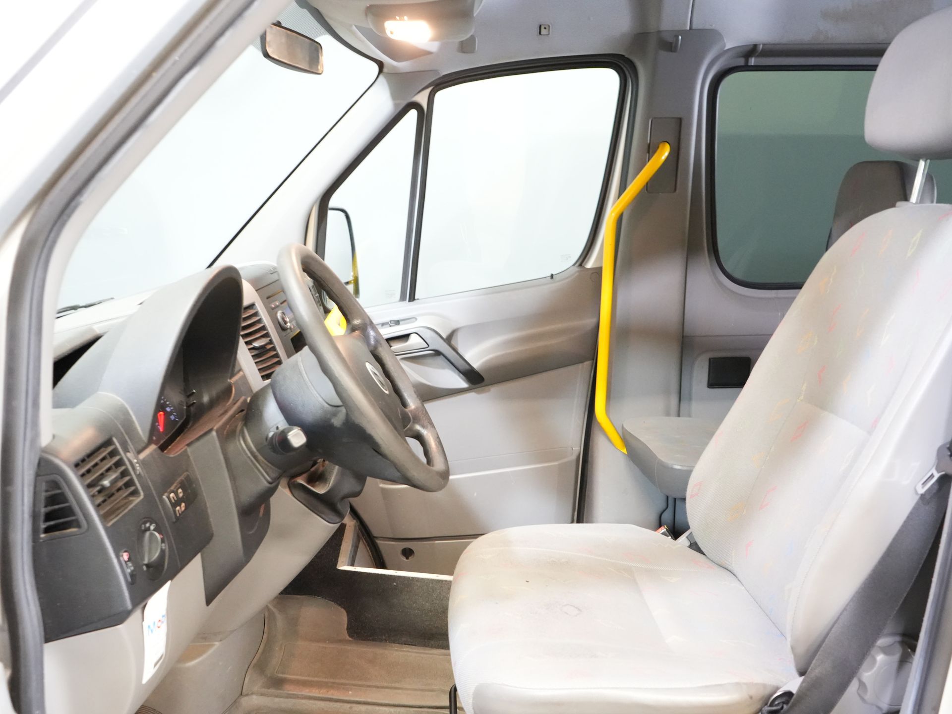 Volkswagen Crafter Personentransport 35 2.5 TDI L2H2 MARGE EXPORT ONLY DE Auto/ MOT 7-2026/ 5 Zyl./ Combi/ 9 Person/ Kombi/ 9P/ Seitenständer/ Airco/ Rollstuhllift