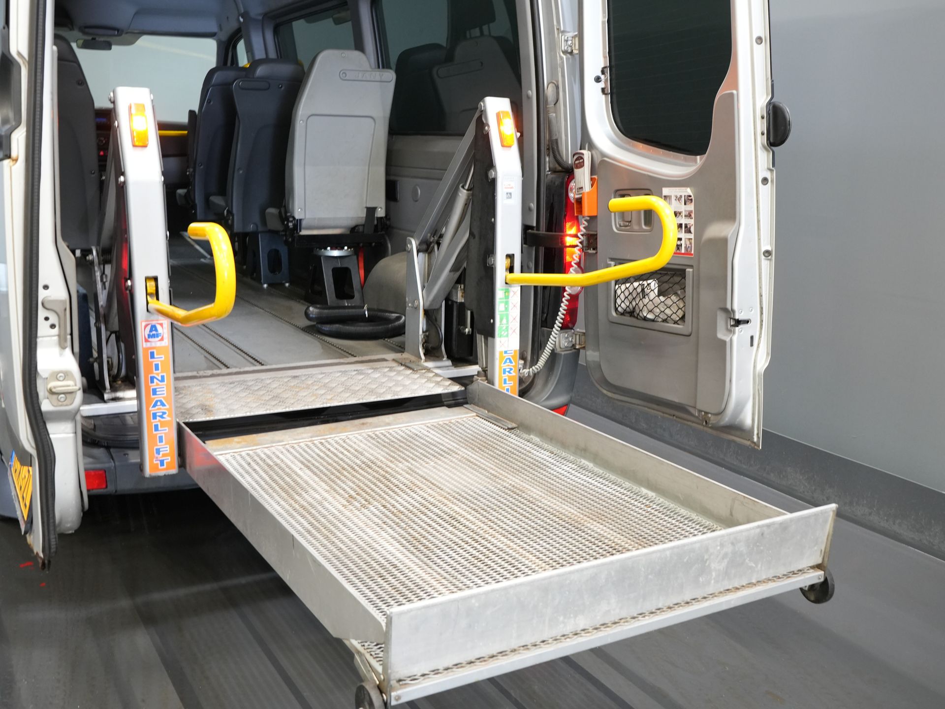 Volkswagen Crafter Personentransport 35 2.5 TDI L2H2 MARGE EXPORT ONLY DE Auto/ MOT 7-2026/ 5 Zyl./ Combi/ 9 Person/ Kombi/ 9P/ Seitenständer/ Airco/ Rollstuhllift