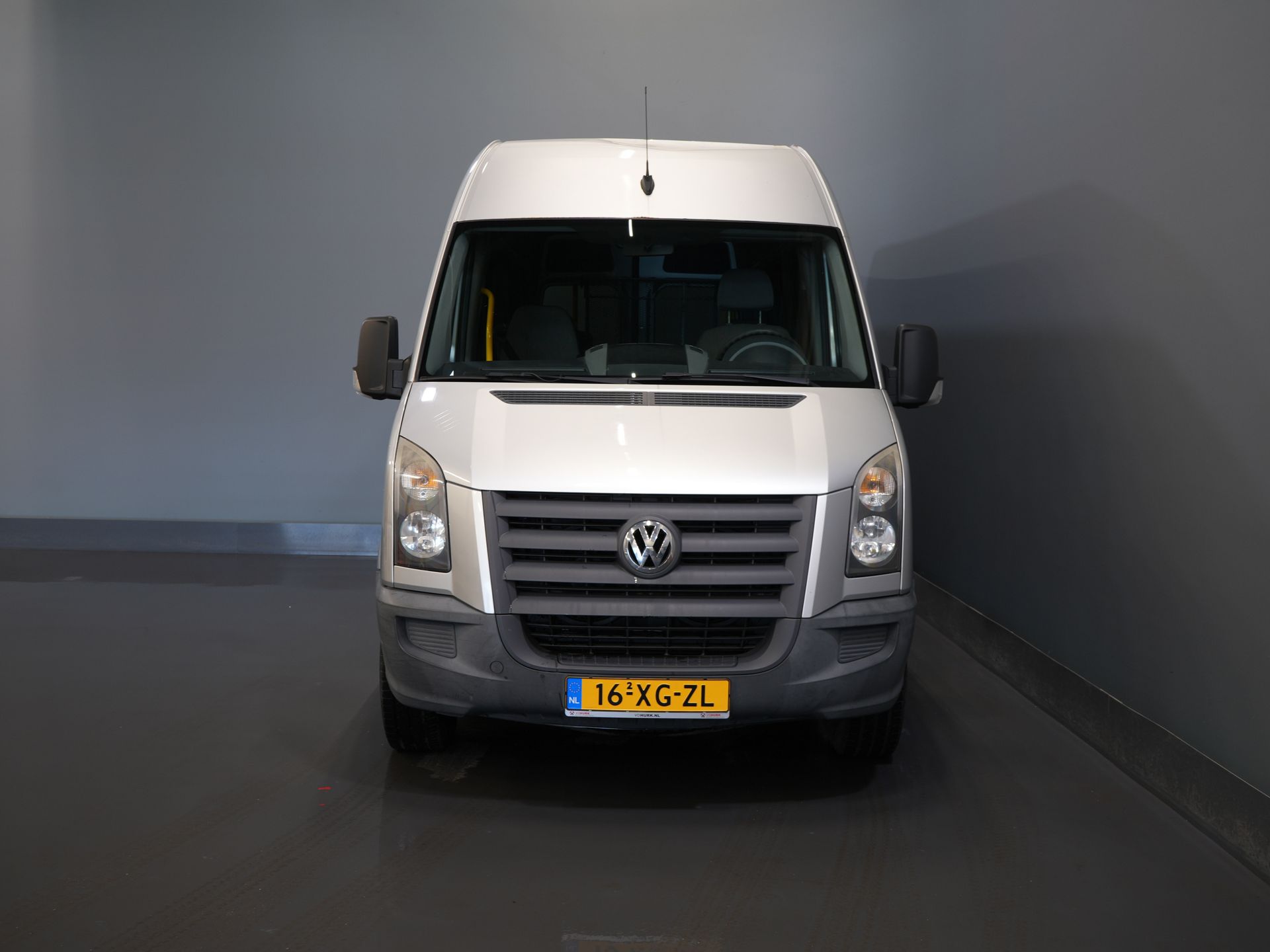 Volkswagen Crafter Personentransport 35 2.5 TDI L2H2 MARGE EXPORT ONLY DE Auto/ MOT 7-2026/ 5 Zyl./ Combi/ 9 Person/ Kombi/ 9P/ Seitenständer/ Airco/ Rollstuhllift
