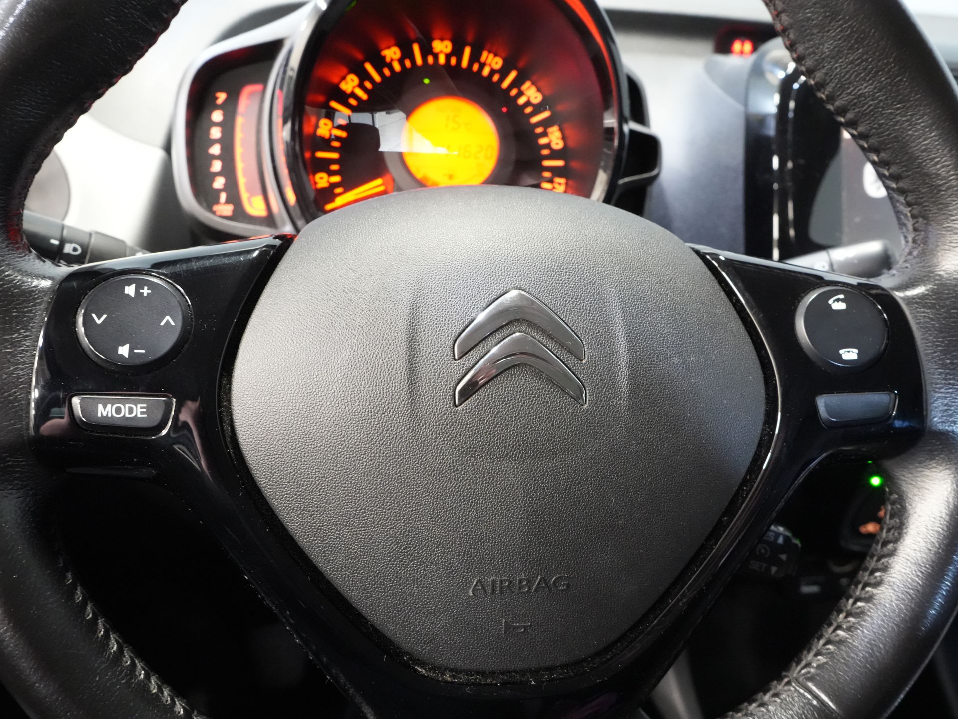 Citroën C1 Hatchback 1.0 e-VTi Shine ZEER NETTE AUTO/ NL Auto/ Weinig Km/ Navi/ Cruise/ LMV/ Airco/ Camera