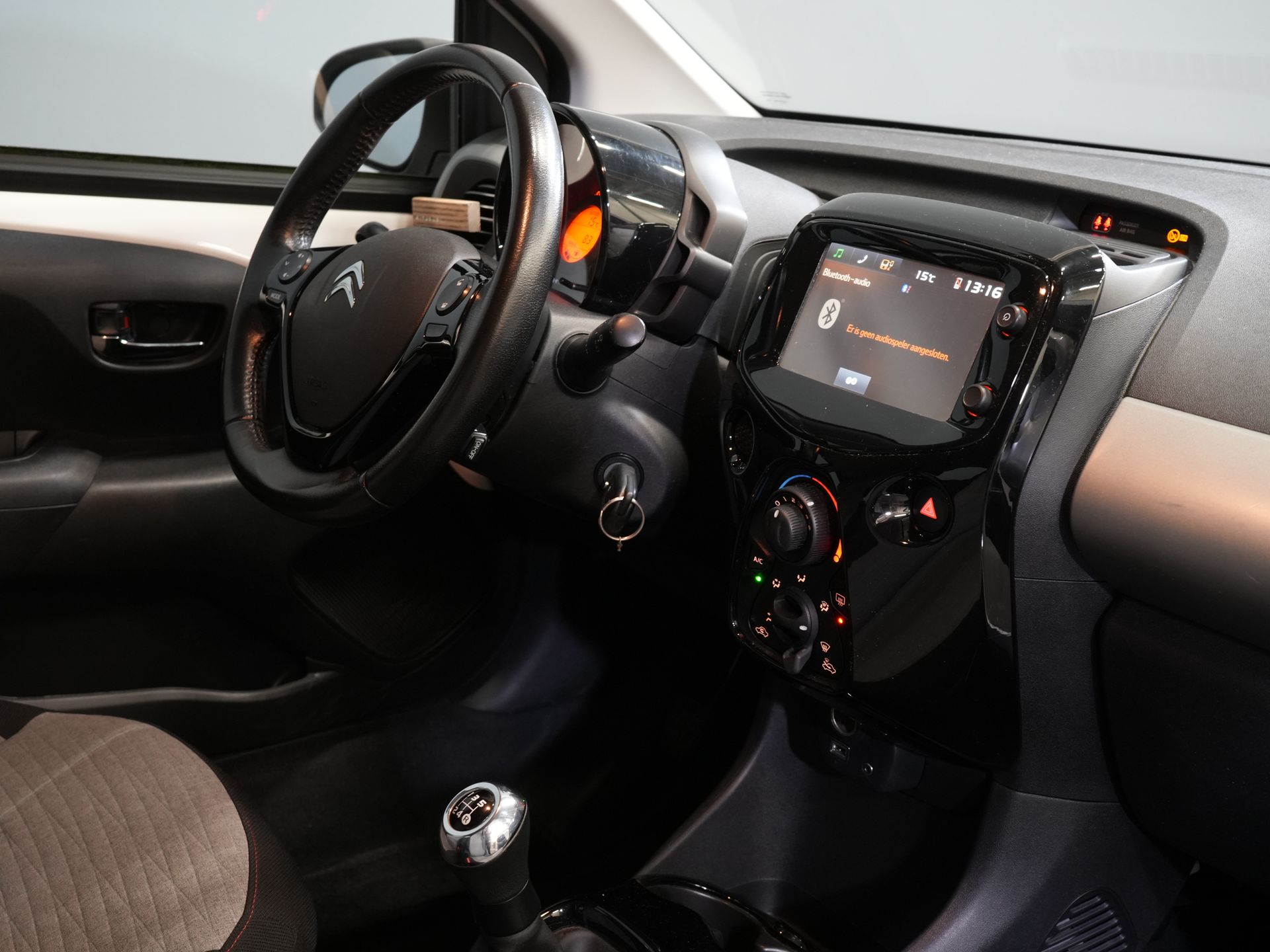 Citroën C1 Hatchback 1.0 e-VTi Shine ZEER NETTE AUTO/ NL Auto/ Weinig Km/ Navi/ Cruise/ LMV/ Airco/ Camera