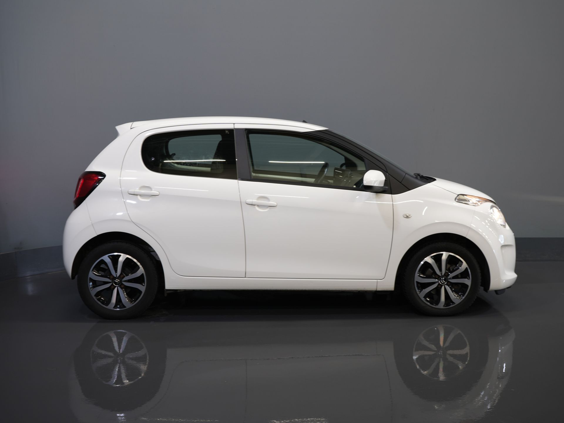 Citroën C1 Hatchback 1.0 e-VTi Shine ZEER NETTE AUTO/ NL Auto/ Weinig Km/ Navi/ Cruise/ LMV/ Airco/ Camera