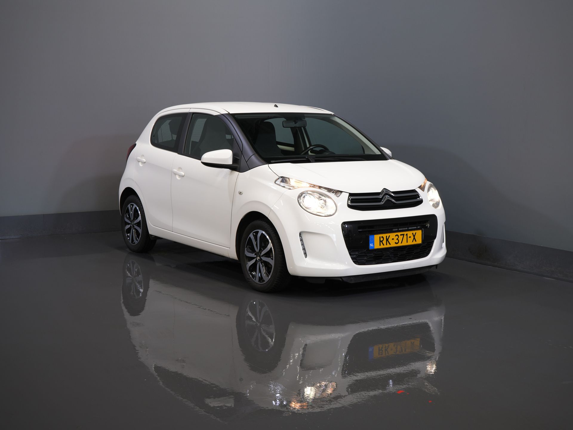 Citroën C1 Hatchback 1.0 e-VTi Shine ZEER NETTE AUTO/ NL Auto/ Weinig Km/ Navi/ Cruise/ LMV/ Airco/ Camera
