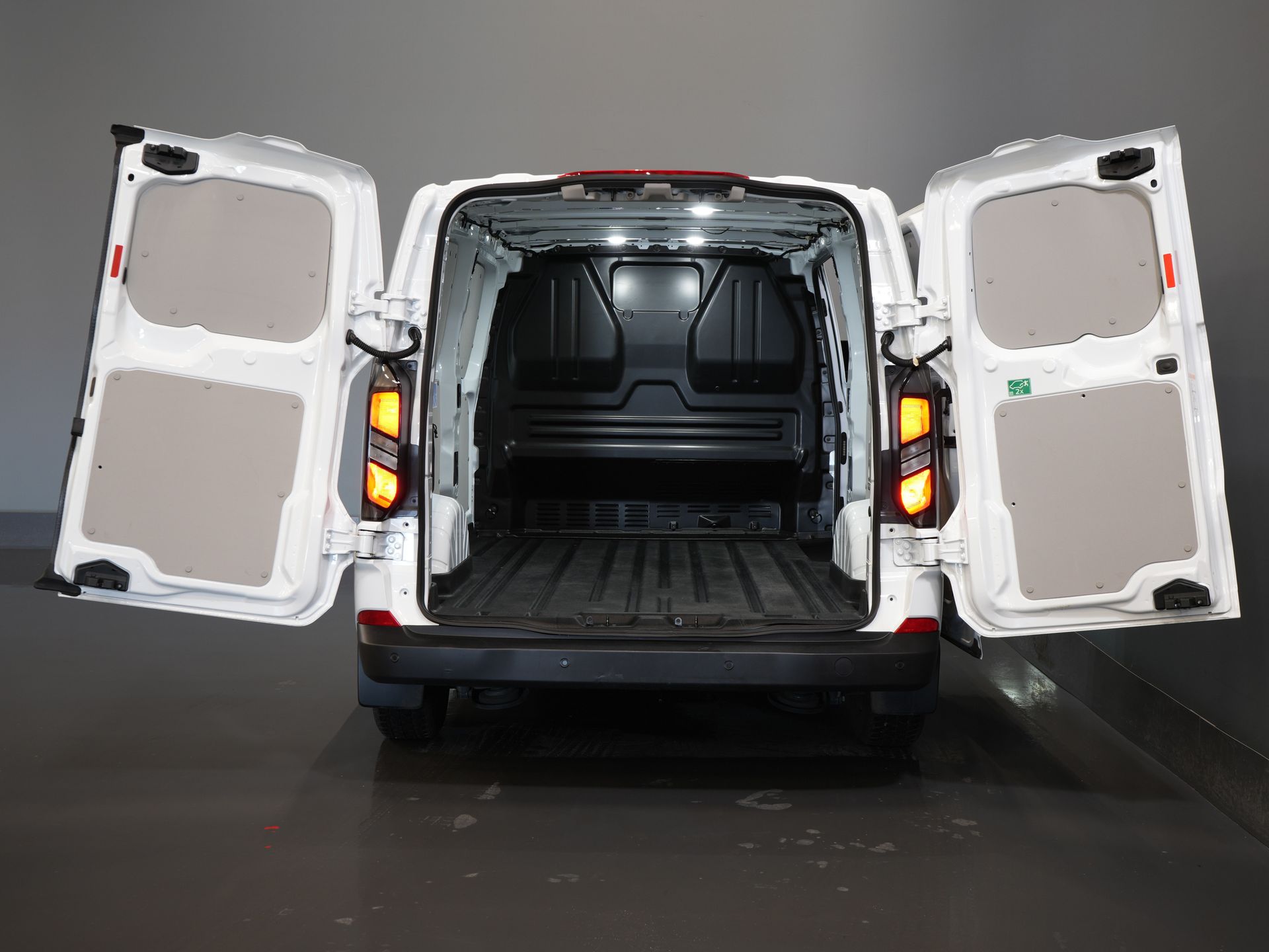 Ford Transit Custom Bestelbus 2.0 TDCI 136 pk Aut. L2 Trend BPM VRIJ! LED/ Carplay/ Camera/ Climate/ PDC/ Cruise