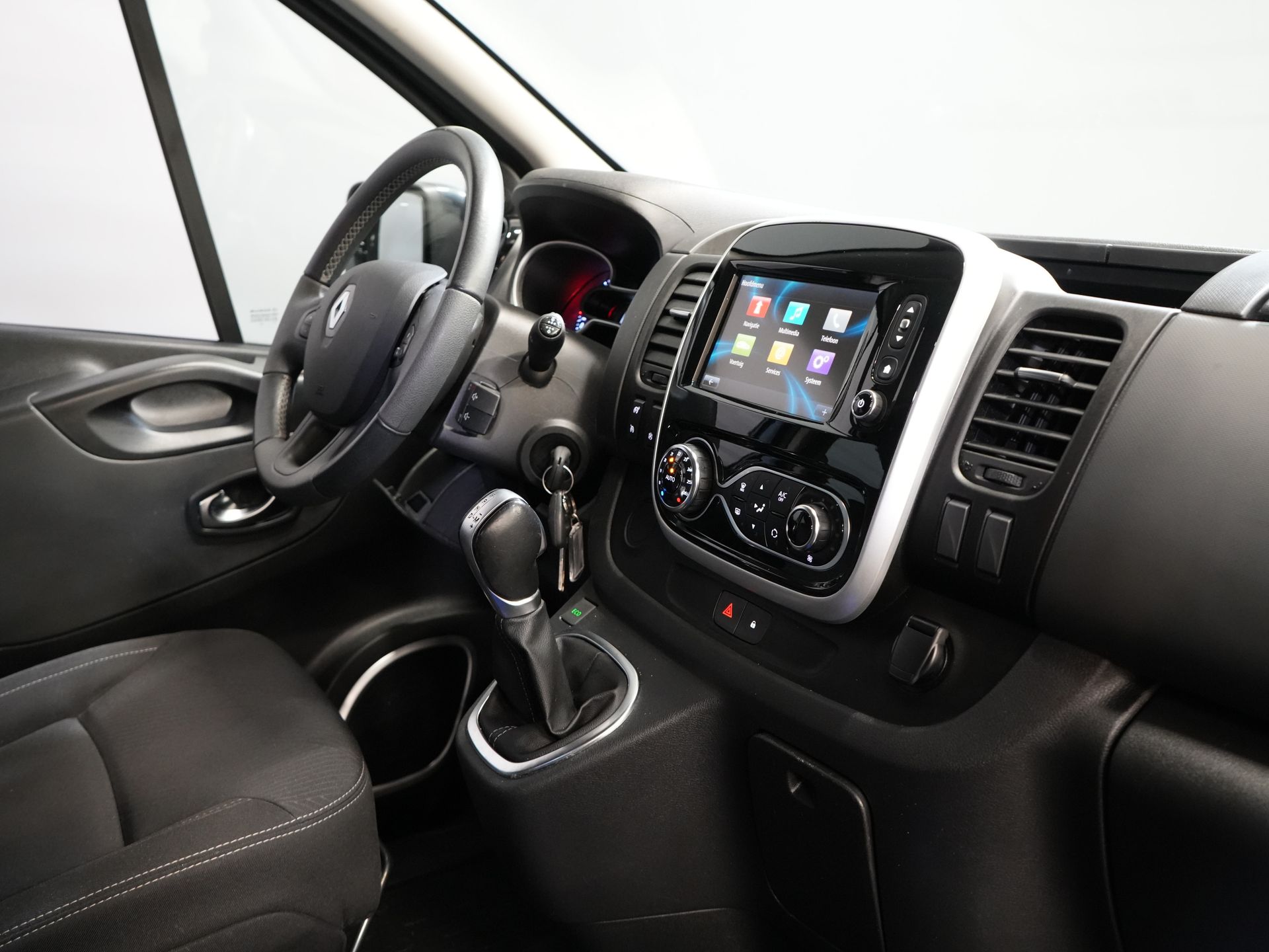 Renault Trafic Furgón 2.0 dCi 145 cv Aut. L2 DC Doble Cabina ¡BPM GRATIS! 2x Puerta corredera/ LED/ Calefacción asientos/ Climatizador/ Crucero/ Imperial/ Barras laterales/ Gancho remolque/