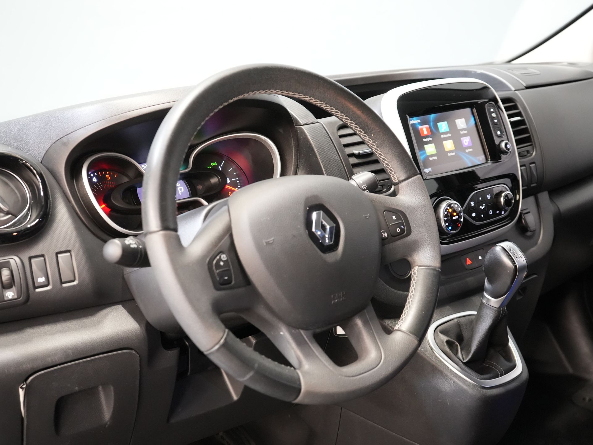 Renault Trafic Furgón 2.0 dCi 145 cv Aut. L2 DC Doble Cabina ¡BPM GRATIS! 2x Puerta corredera/ LED/ Calefacción asientos/ Climatizador/ Crucero/ Imperial/ Barras laterales/ Gancho remolque/