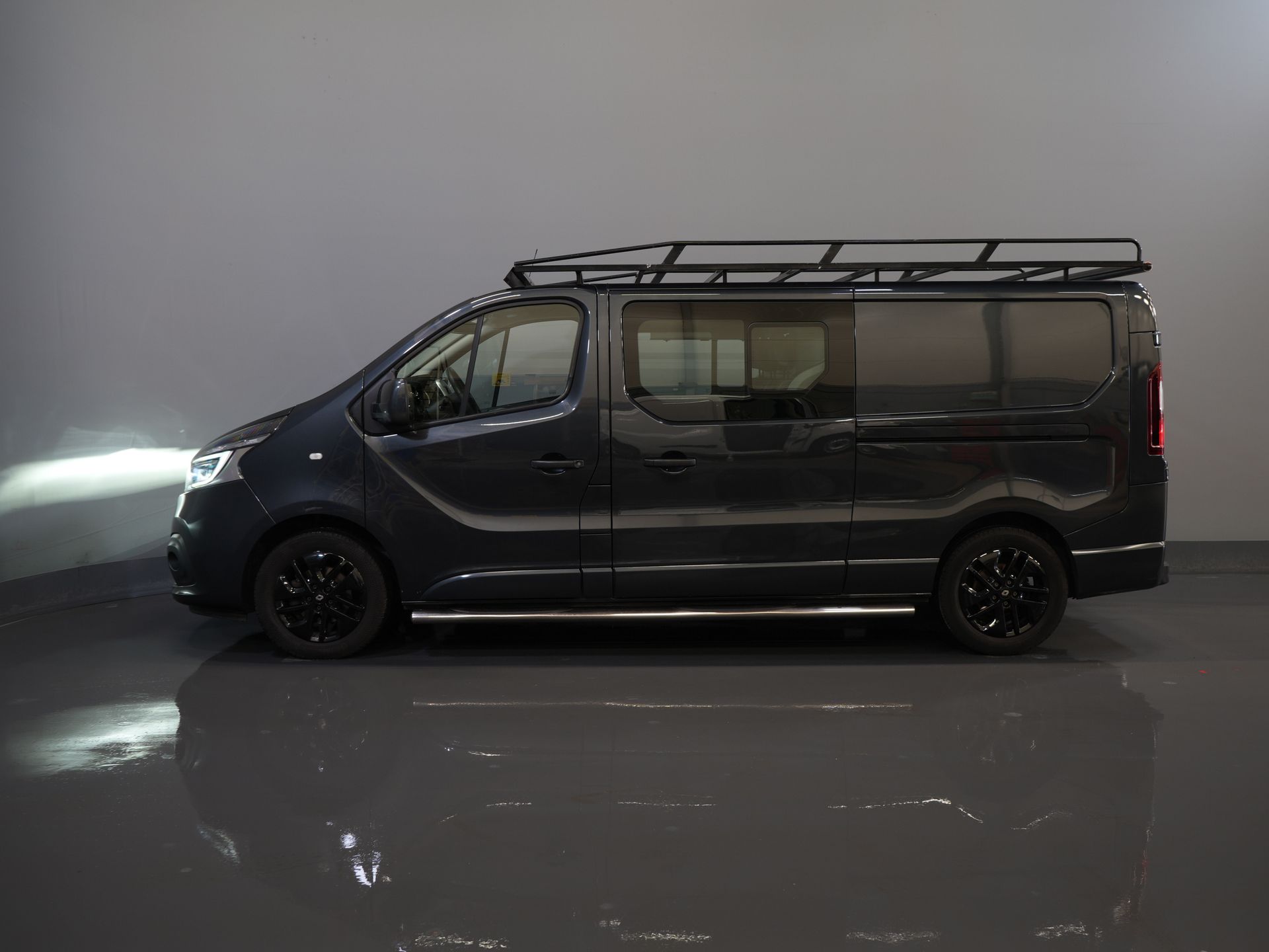 Renault Trafic Furgón 2.0 dCi 145 cv Aut. L2 DC Doble Cabina ¡BPM GRATIS! 2x Puerta corredera/ LED/ Calefacción asientos/ Climatizador/ Crucero/ Imperial/ Barras laterales/ Gancho remolque/